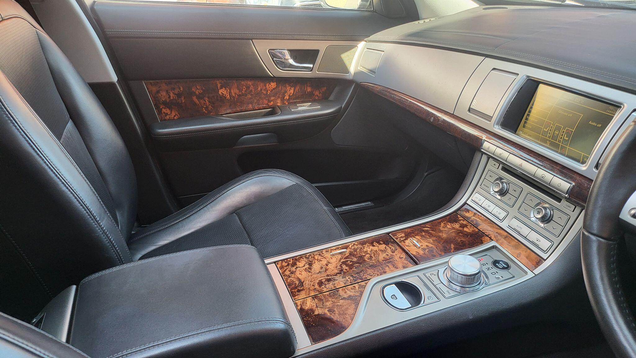 Jaguar XF view 36