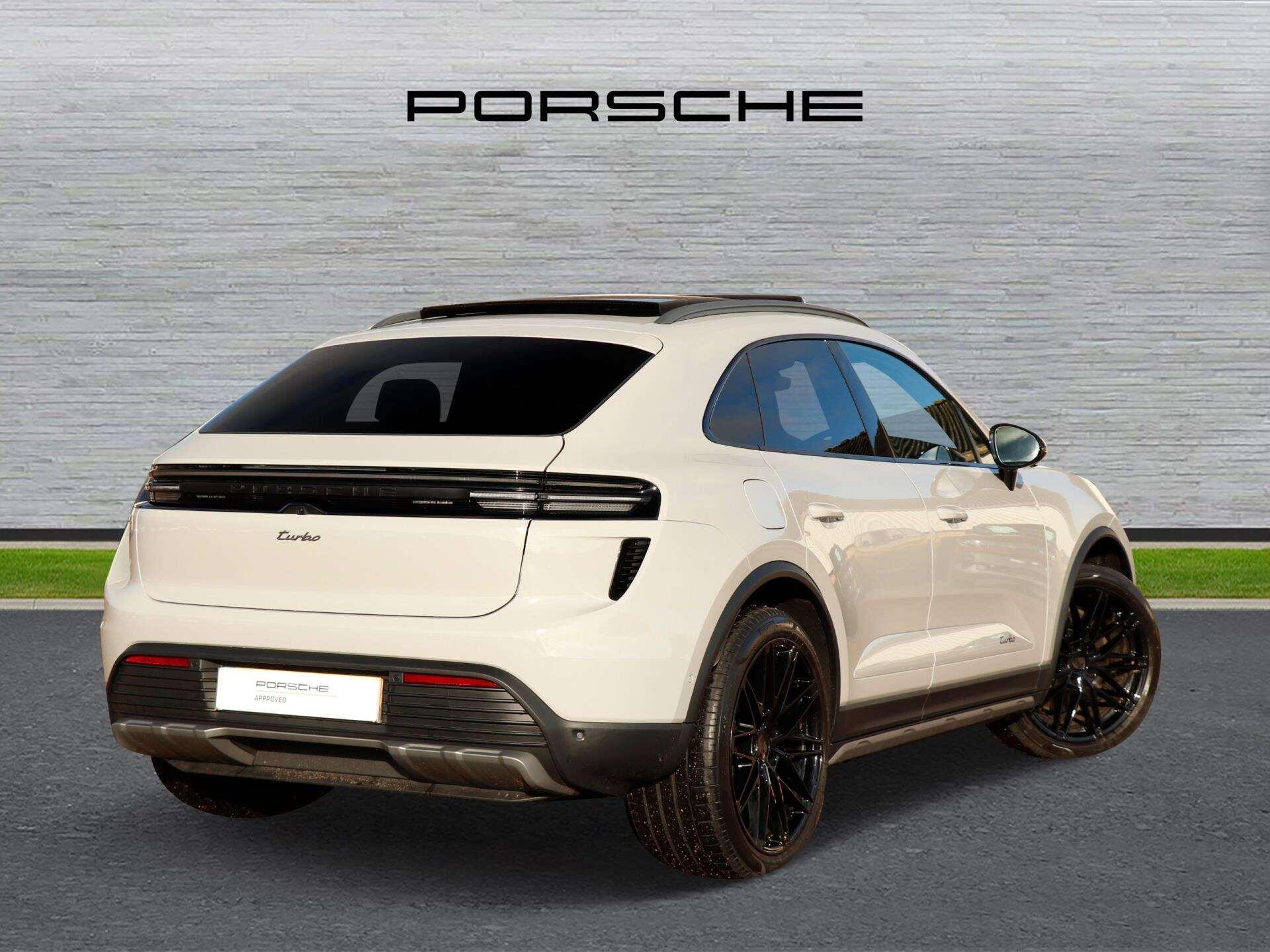 Porsche Macan view 3