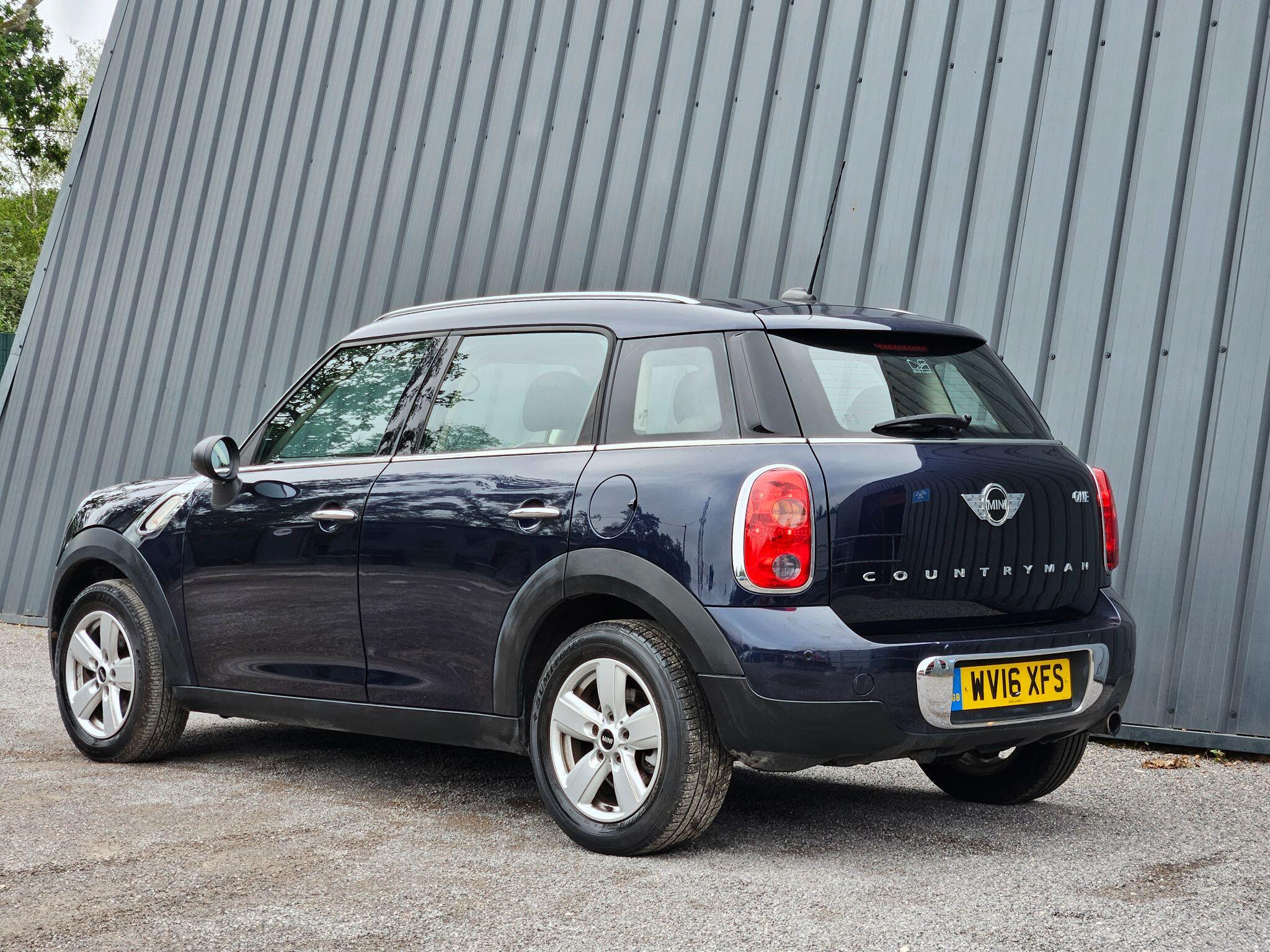2016 MINI Countryman image 9