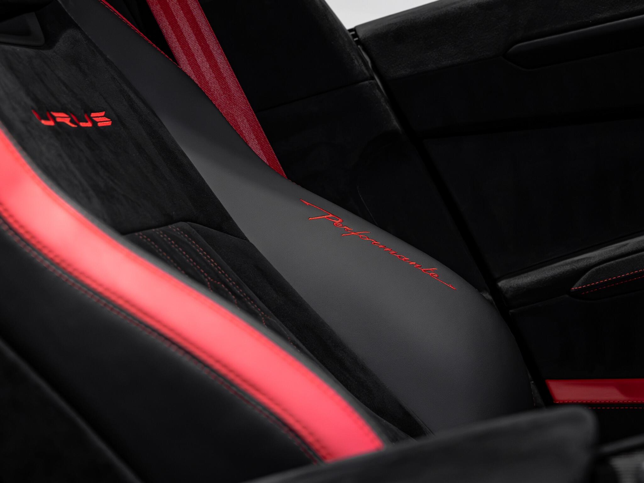 Lamborghini Urus view 34