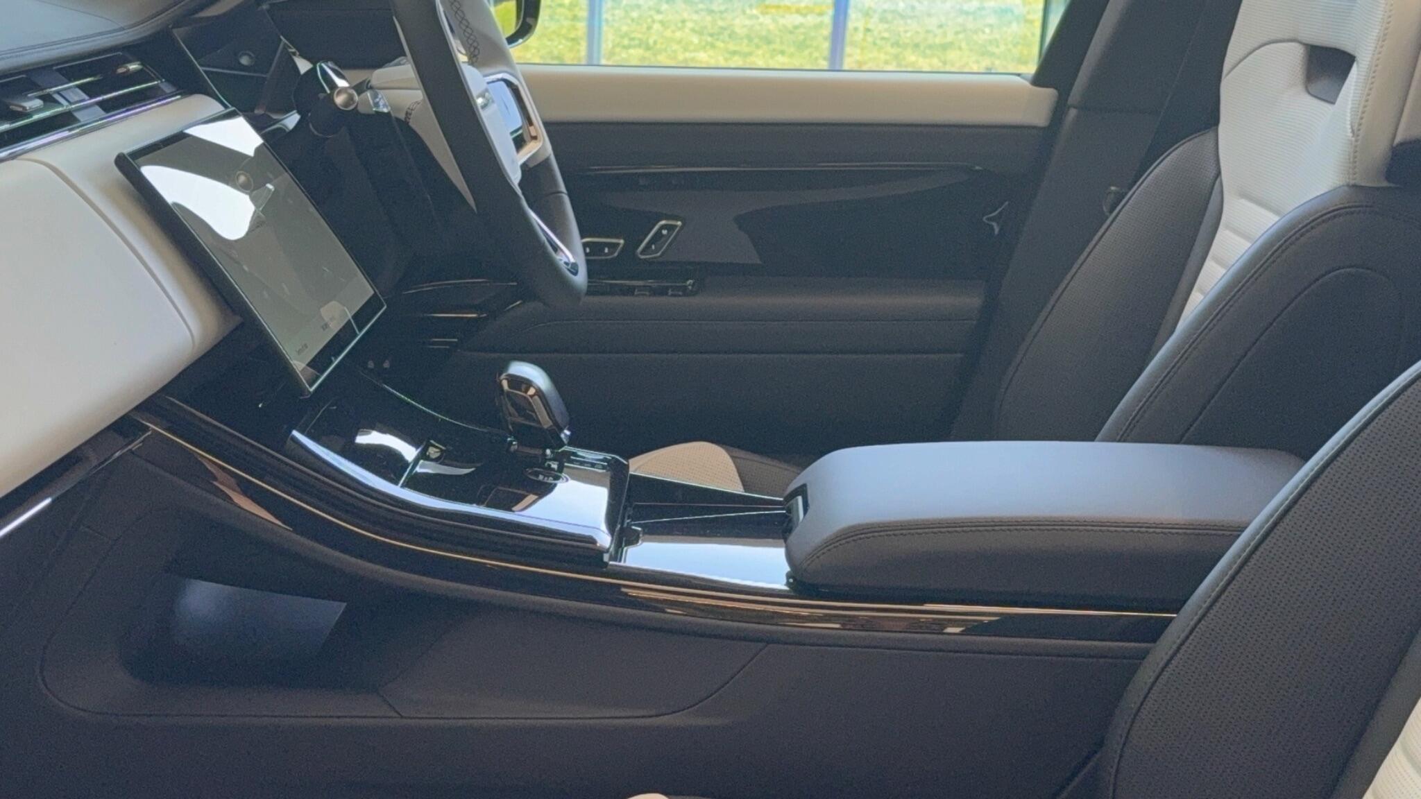 Land Rover Range Rover Sport view 11