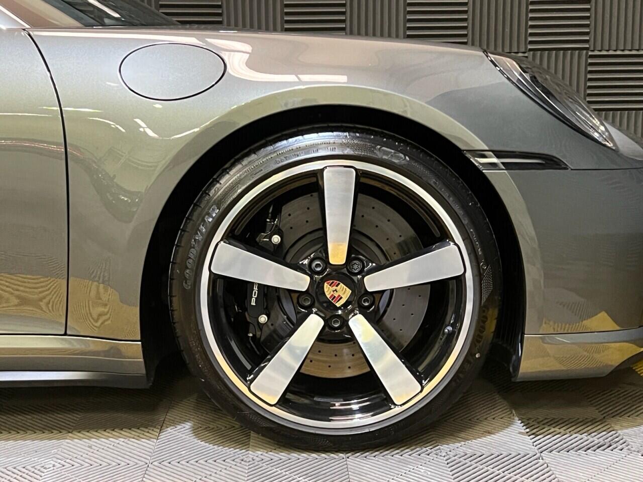 Porsche 911 view 6