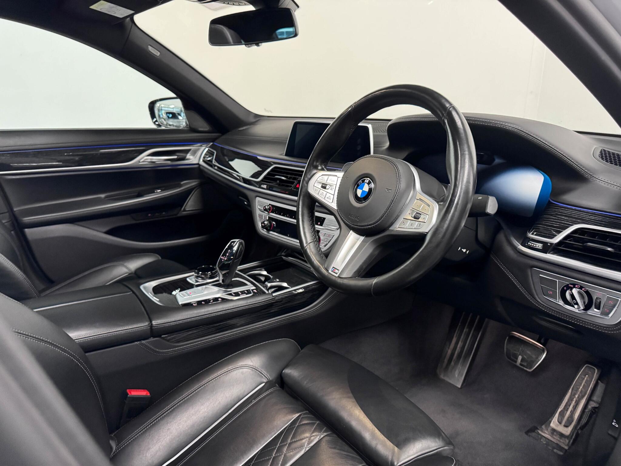 BMW 7 Series view 31