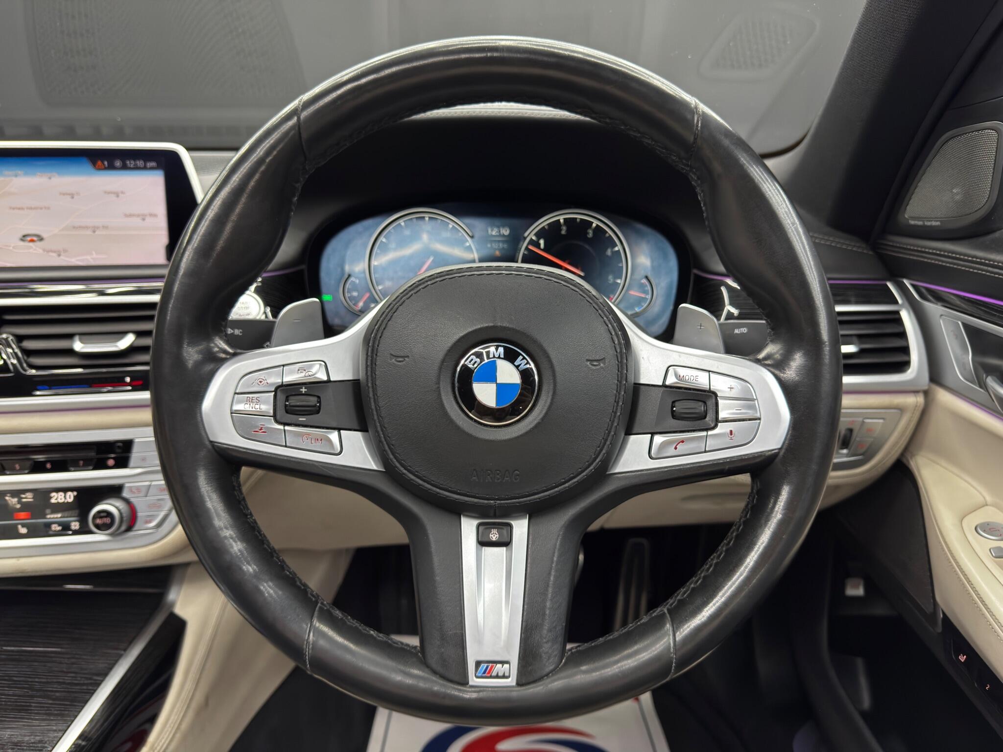 BMW 7 Series view 19