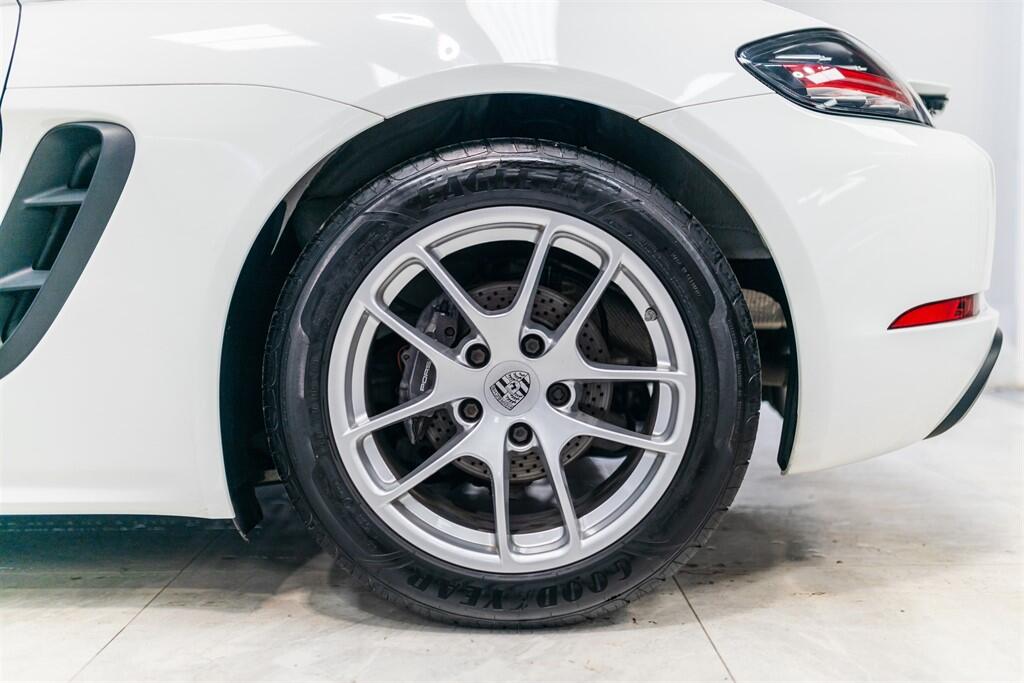 Porsche Cayman view 17