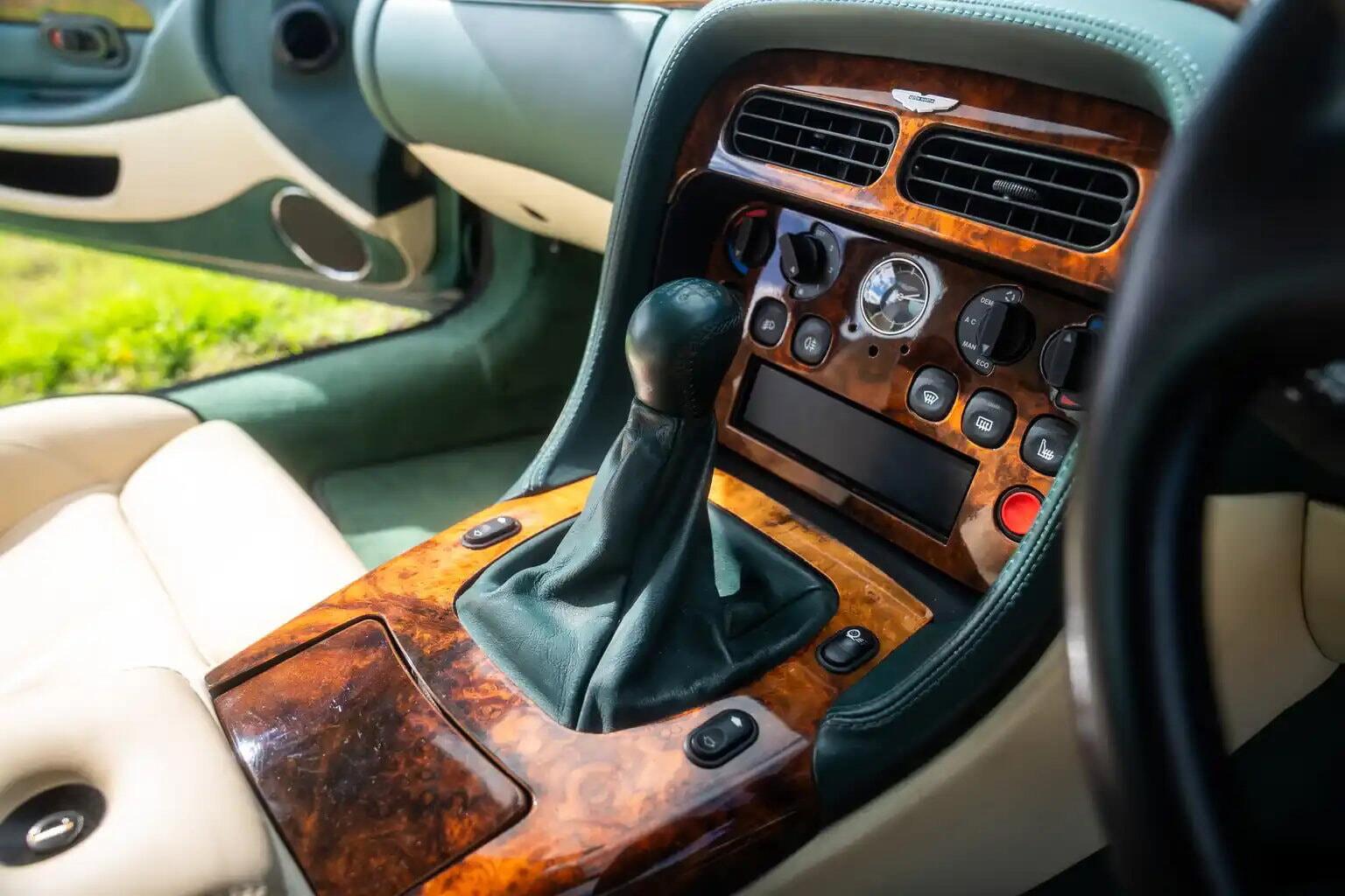 Aston Martin DB7 view 31