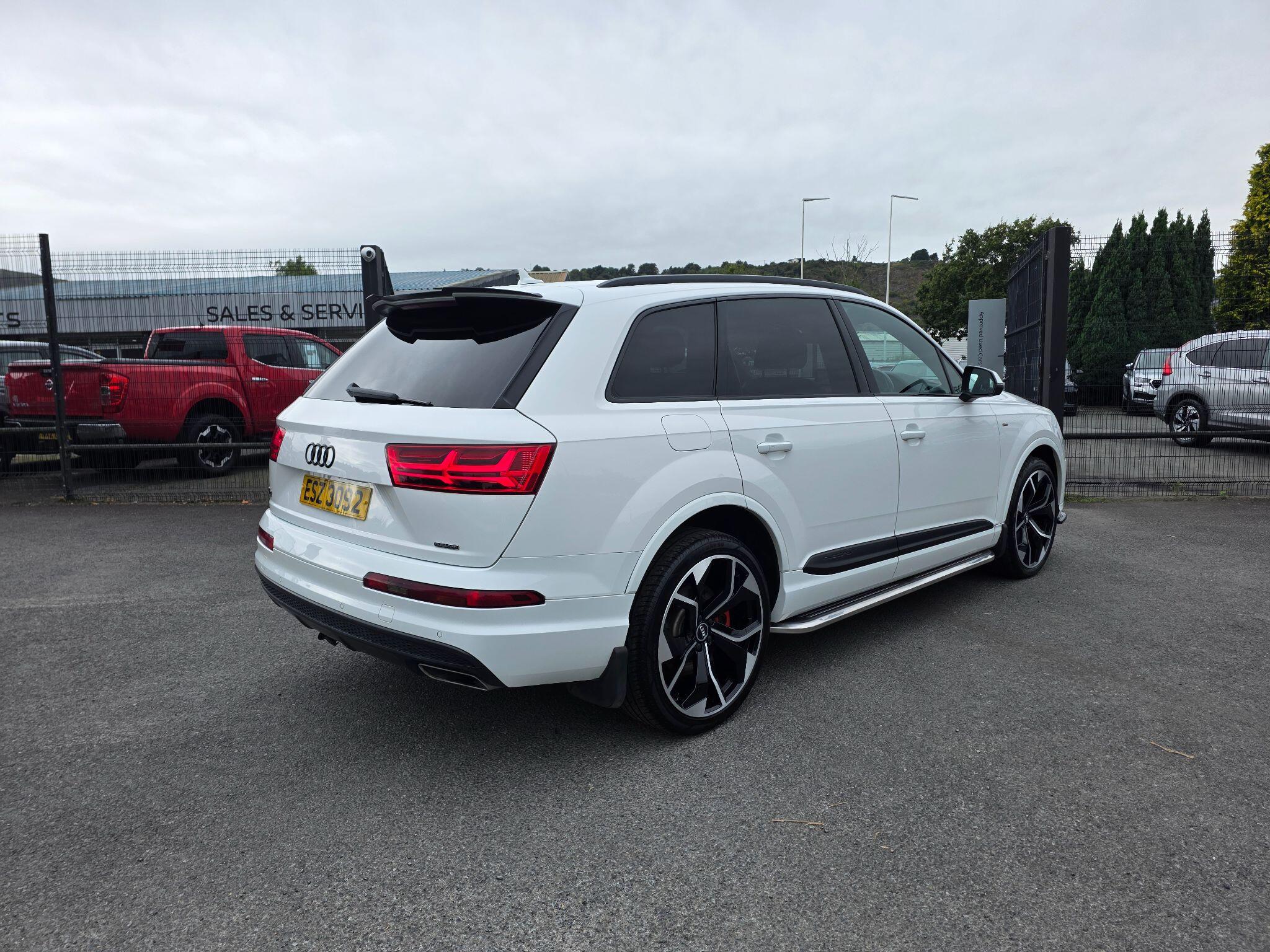 Audi Q7 view 5