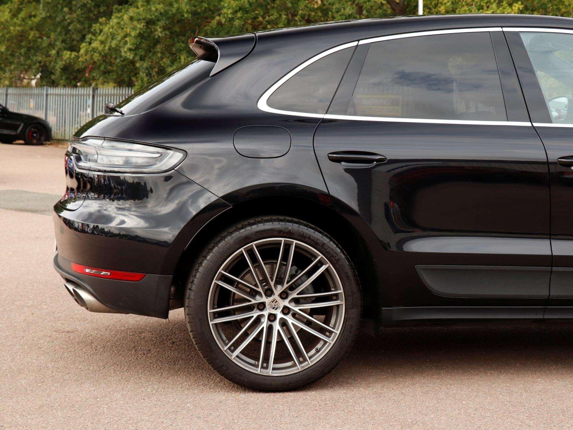 Porsche Macan view 28