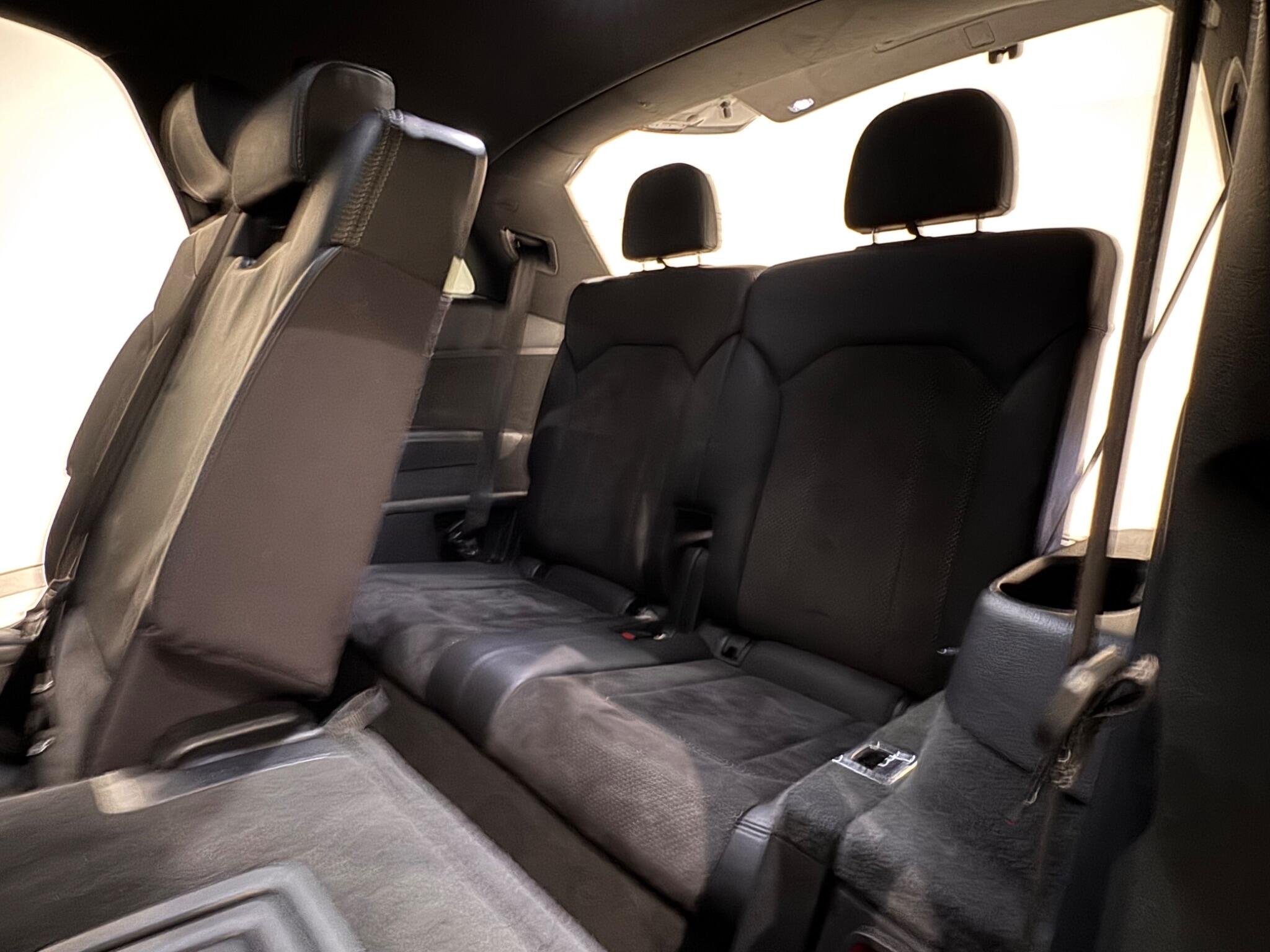Audi Q7 view 10