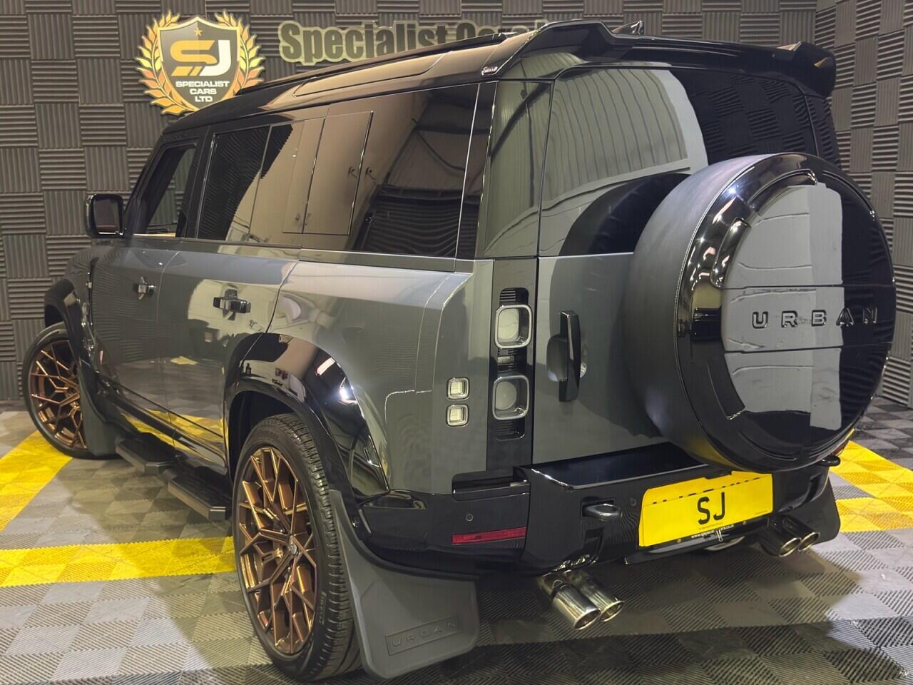 Land Rover Defender 110 view 34