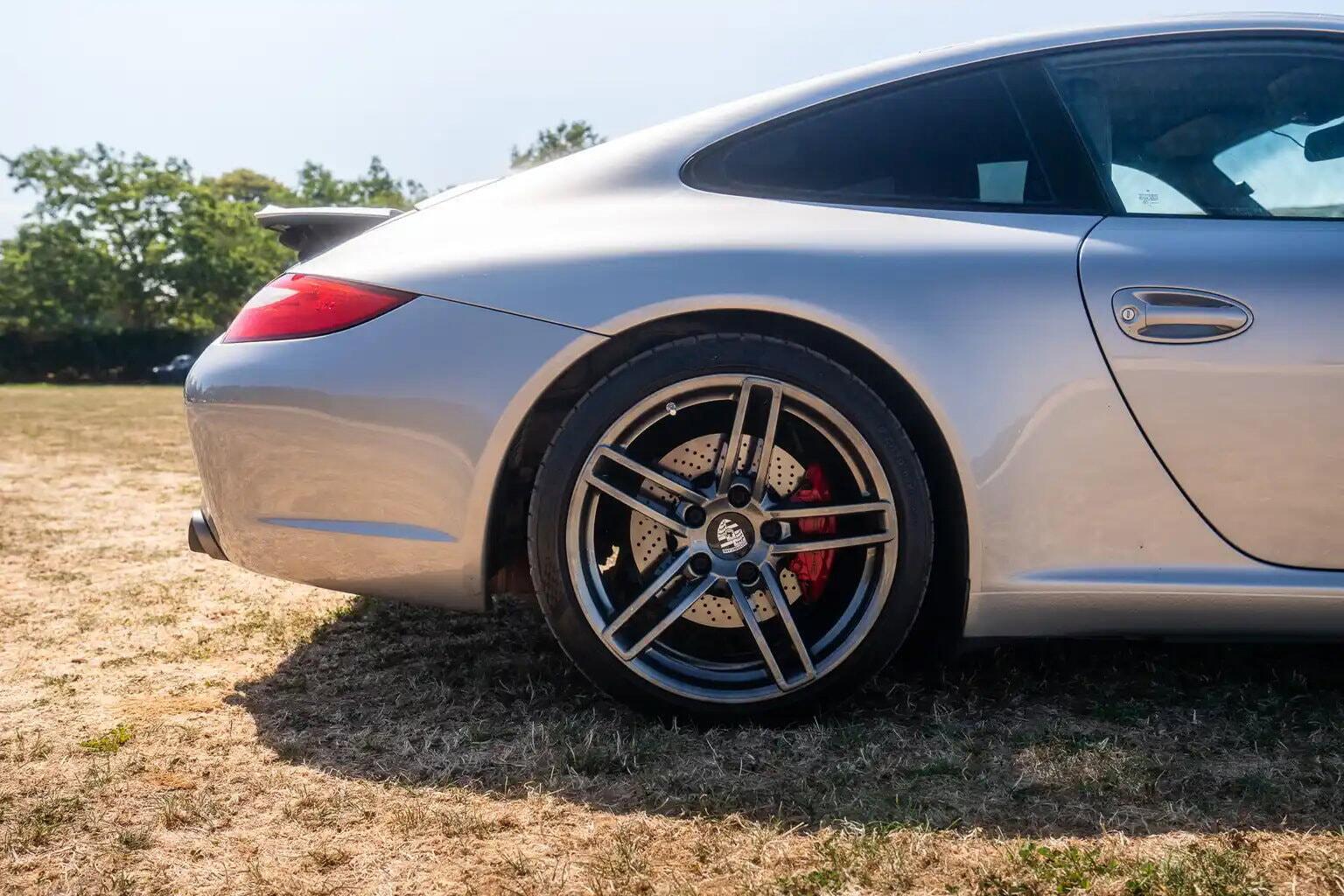 Porsche 911 view 11