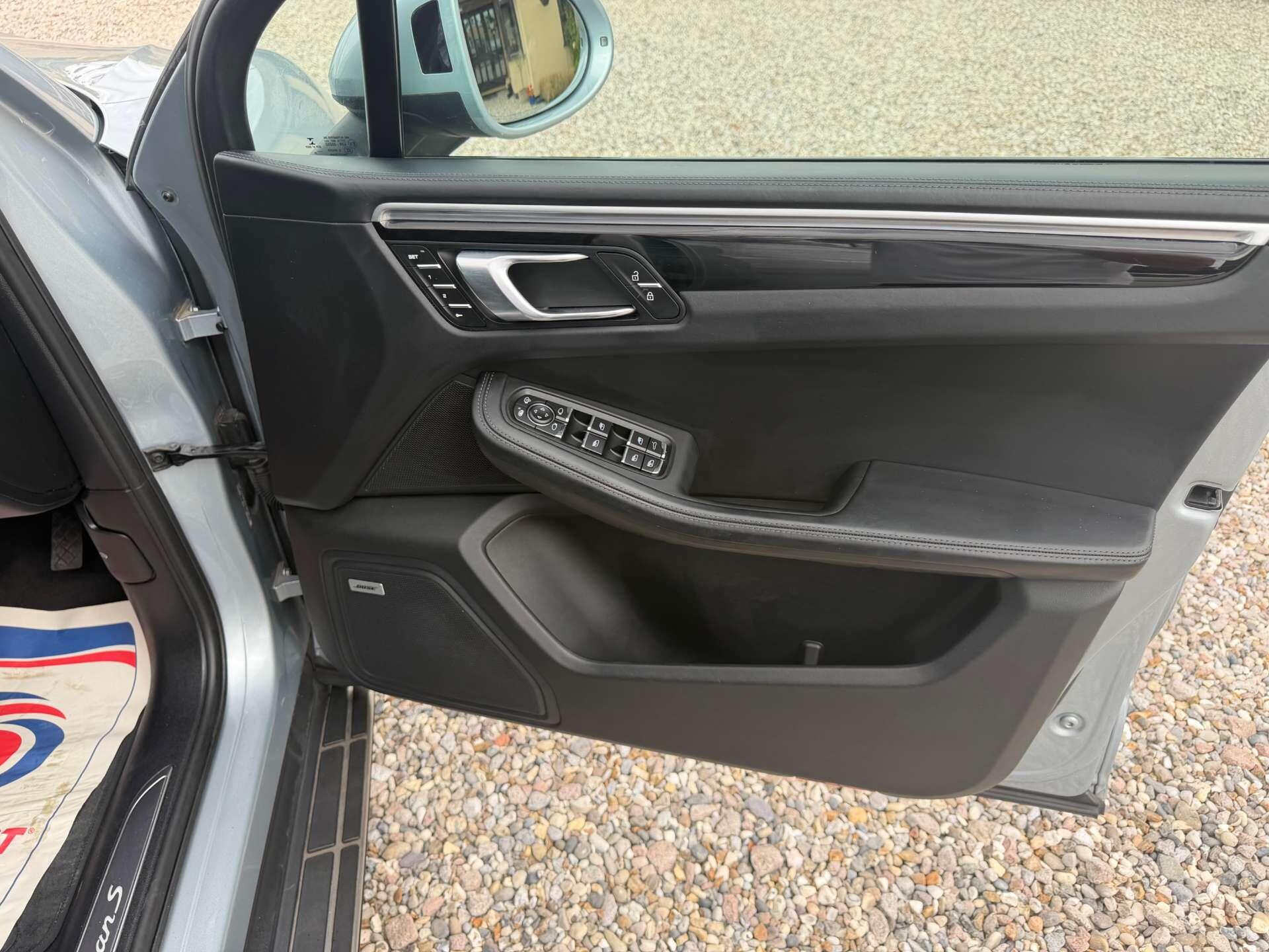 Porsche Macan view 24