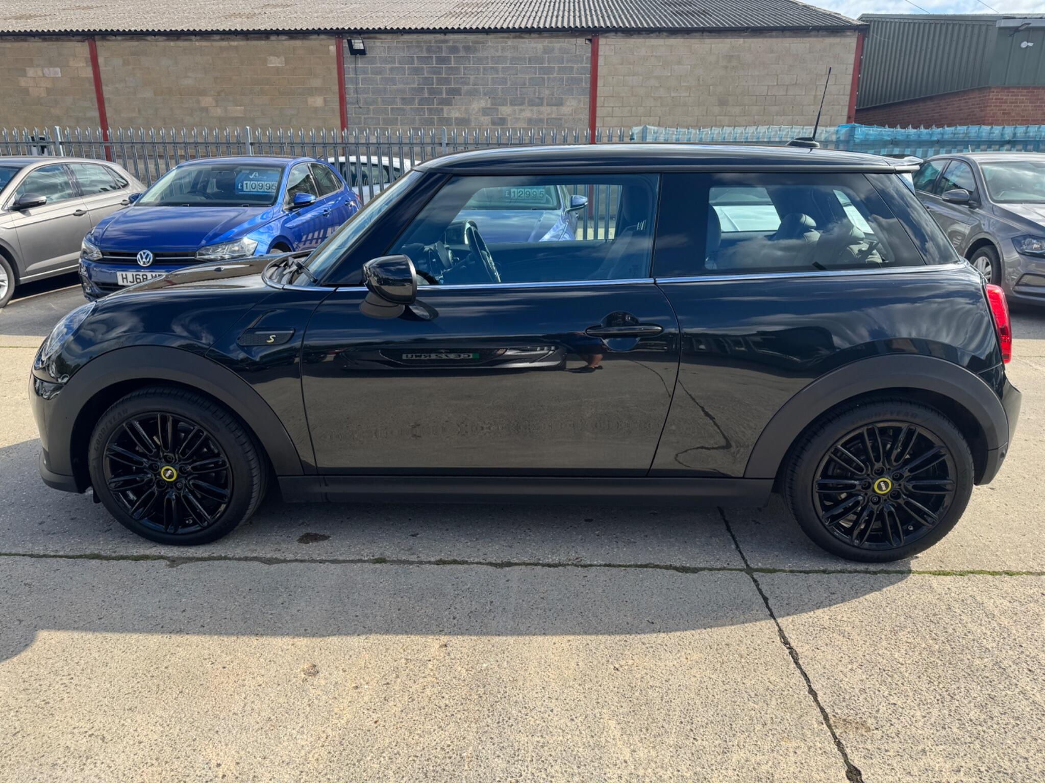 Mini Hatch view 8