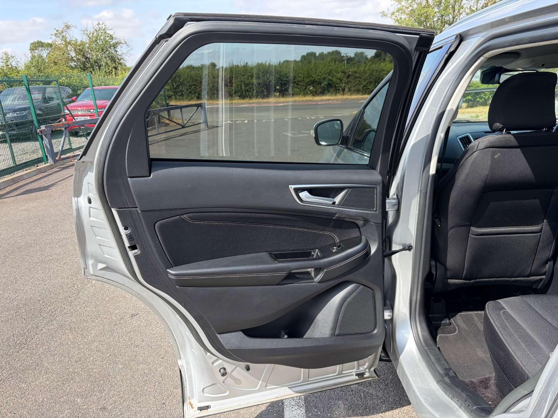 Ford Edge view 19