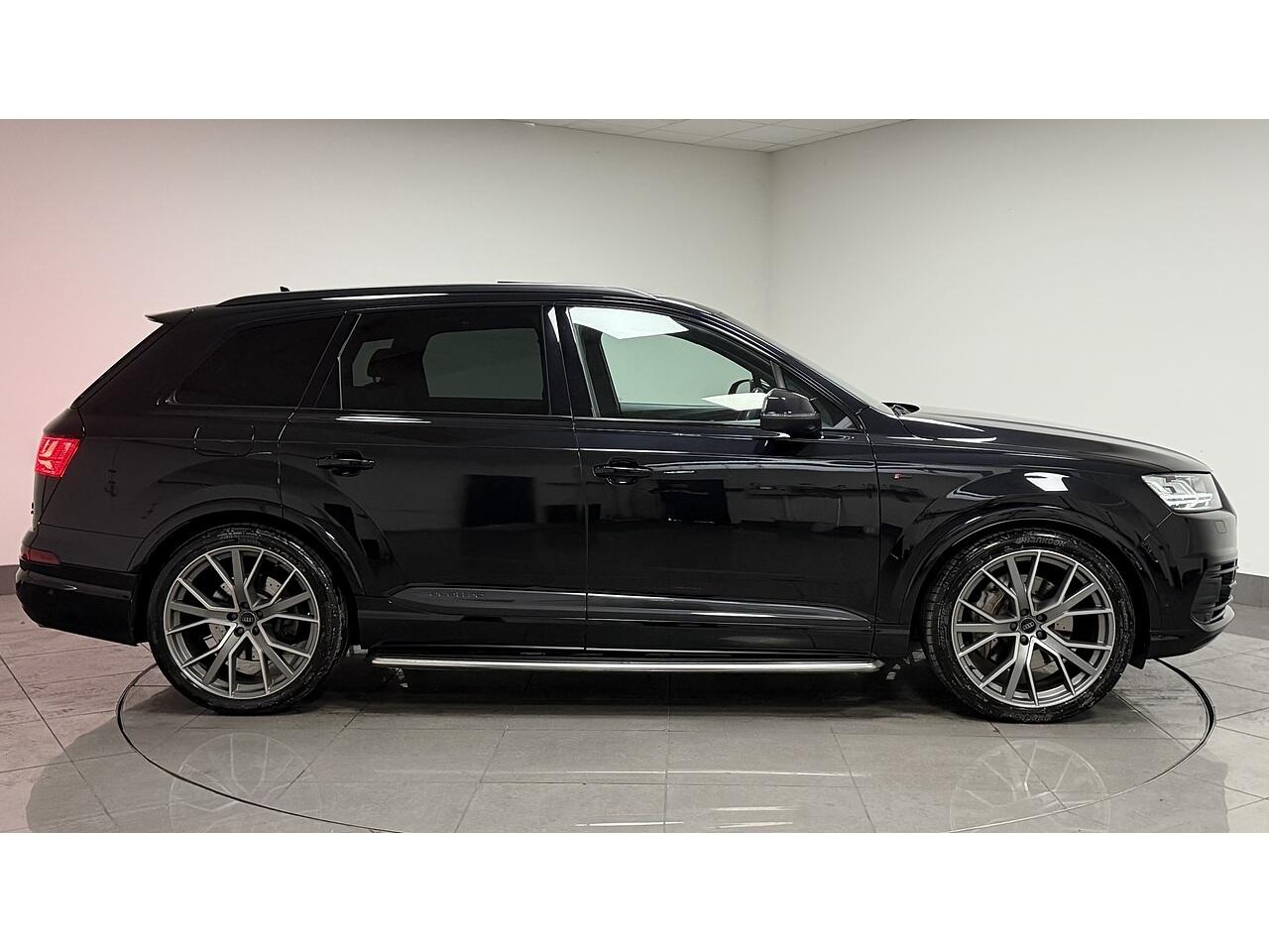 Audi Q7 view 12