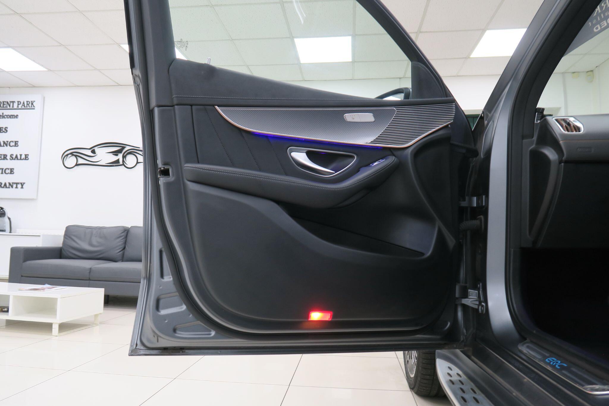 Mercedes-Benz EQC view 12