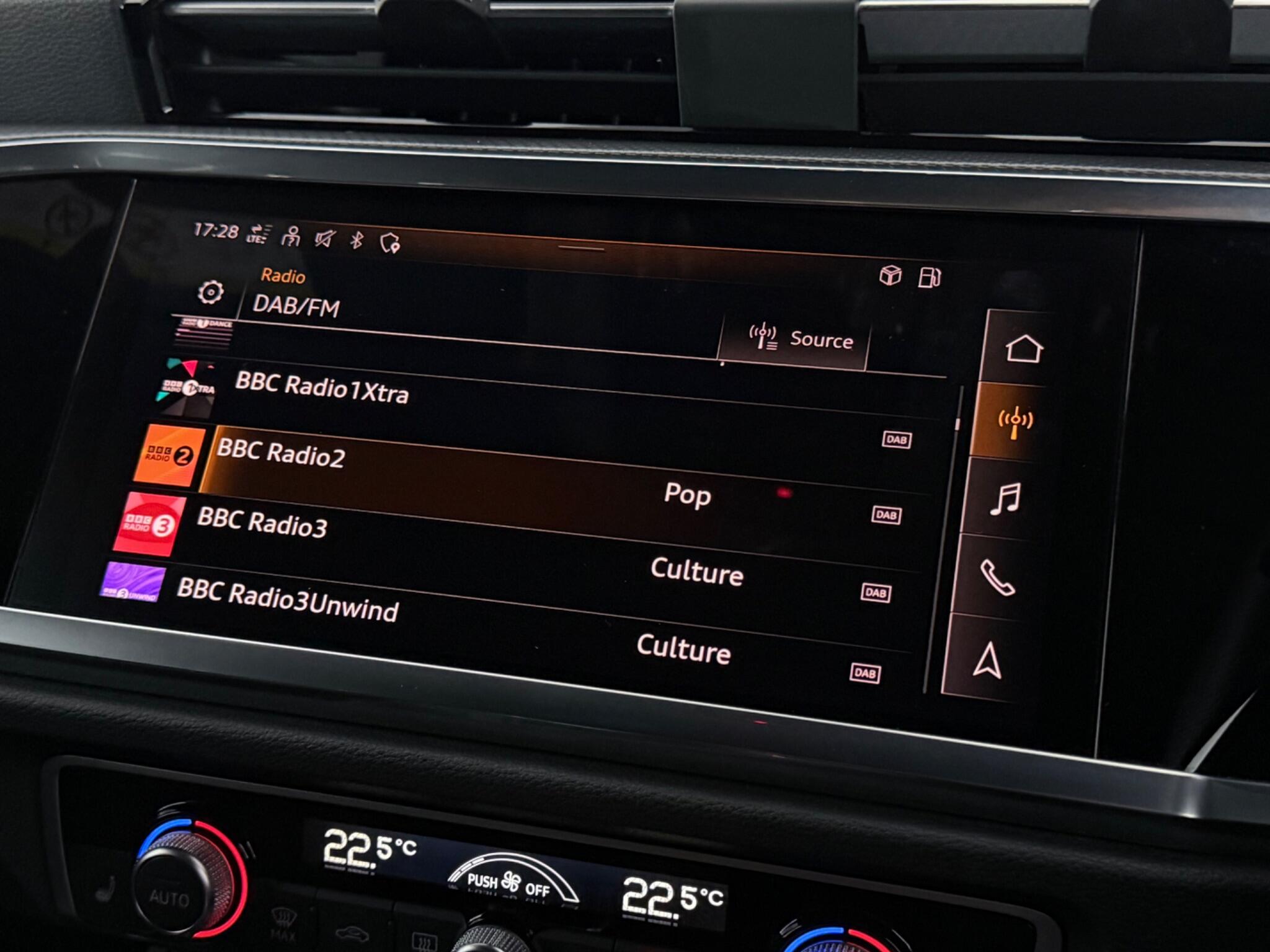 Audi Q3 view 28