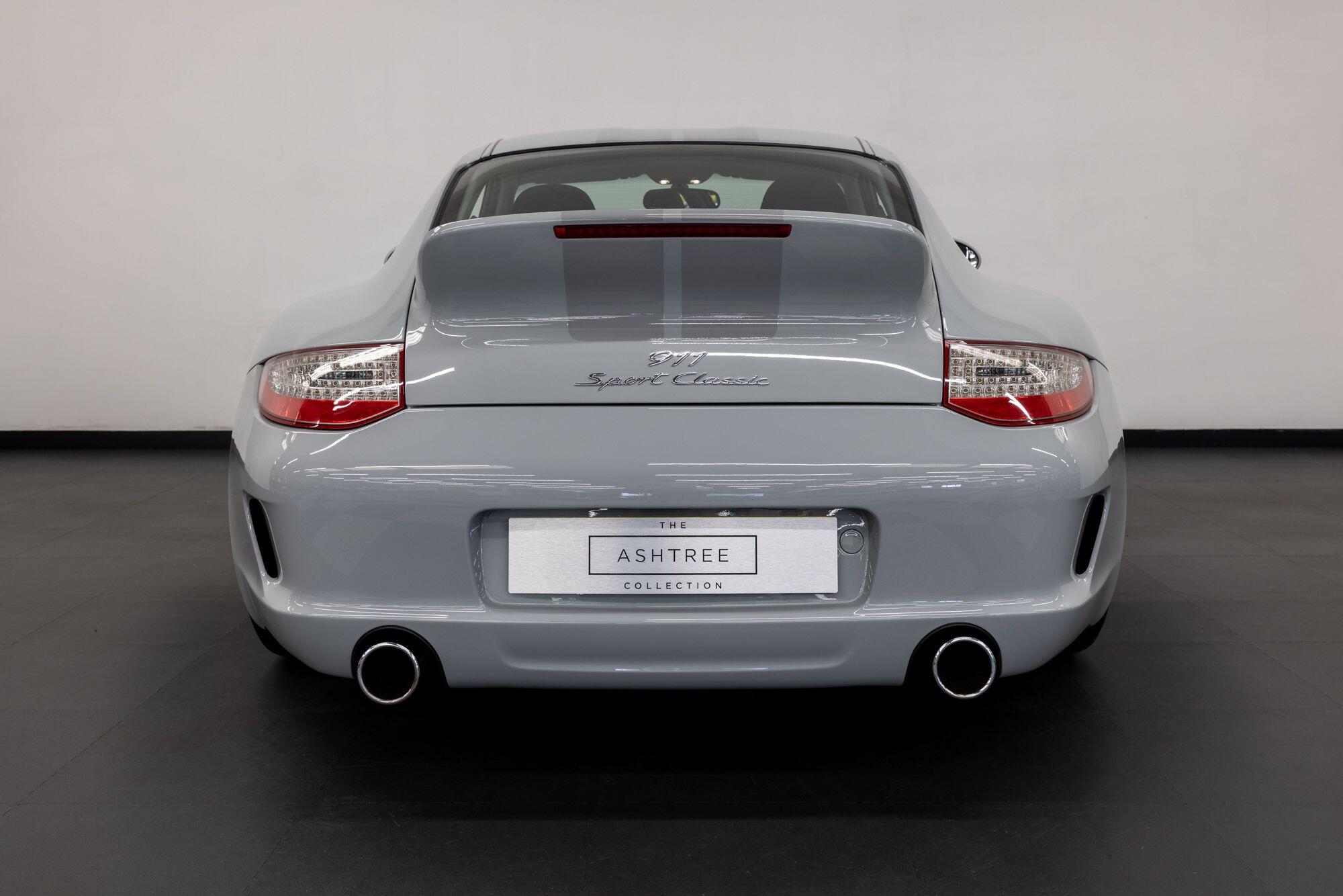 Porsche 911 view 7