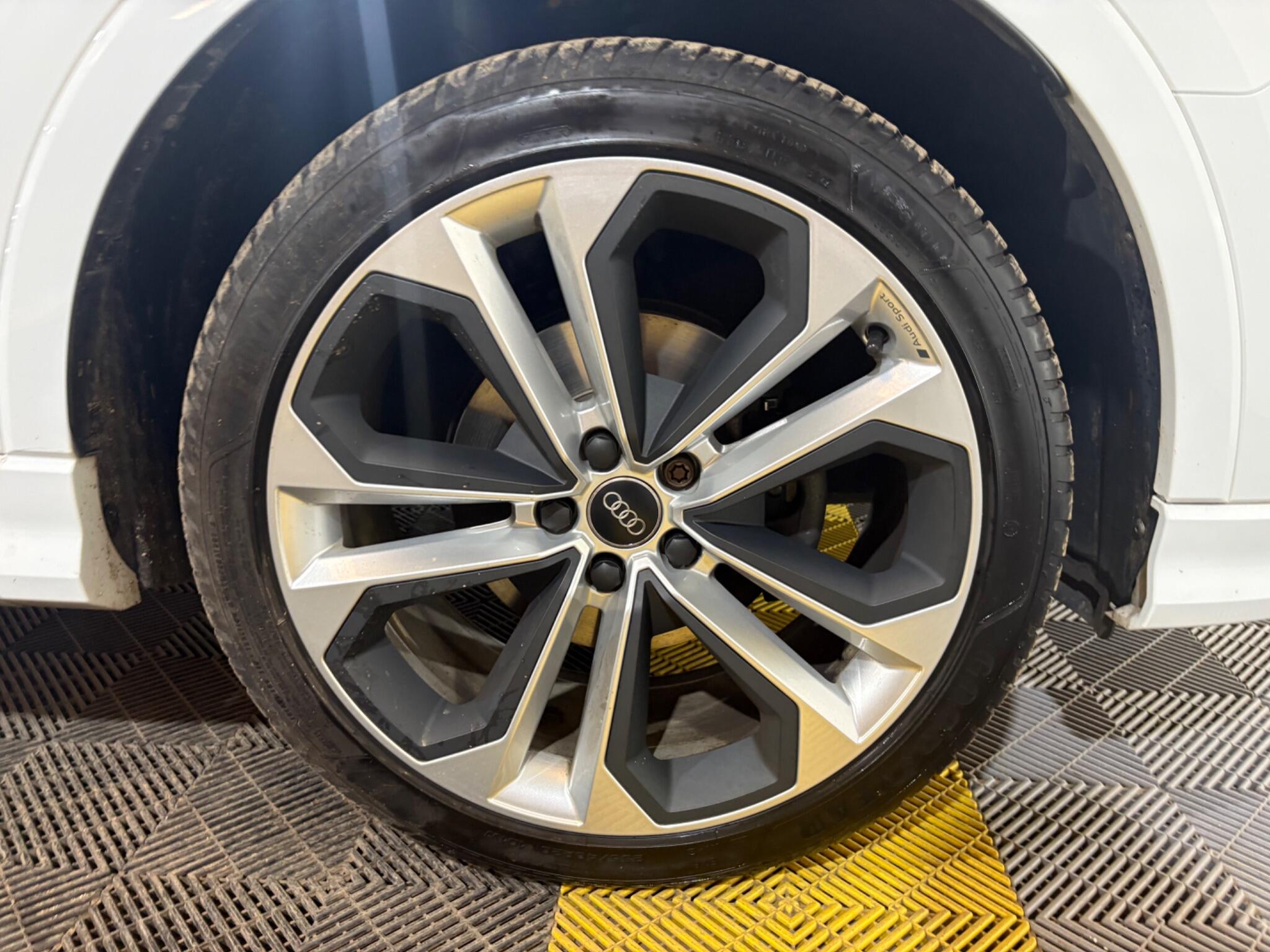 Audi Q3 view 46