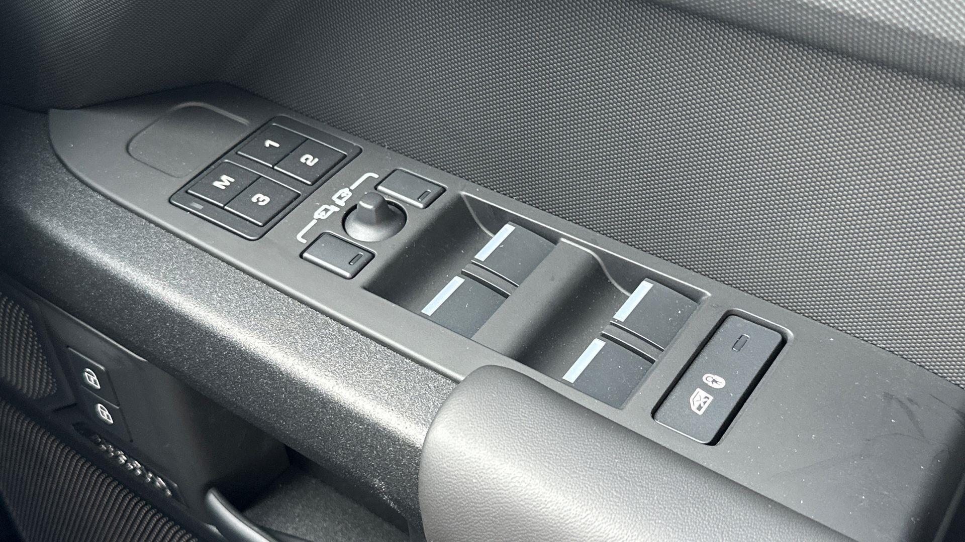 Land Rover Defender view 12