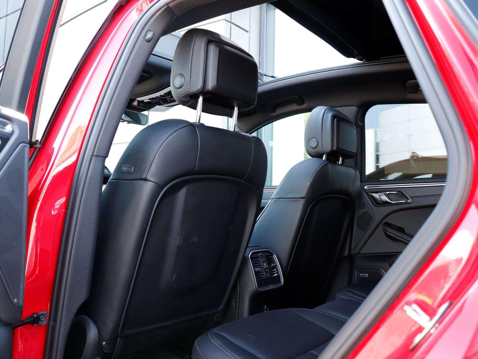 Porsche Macan view 27