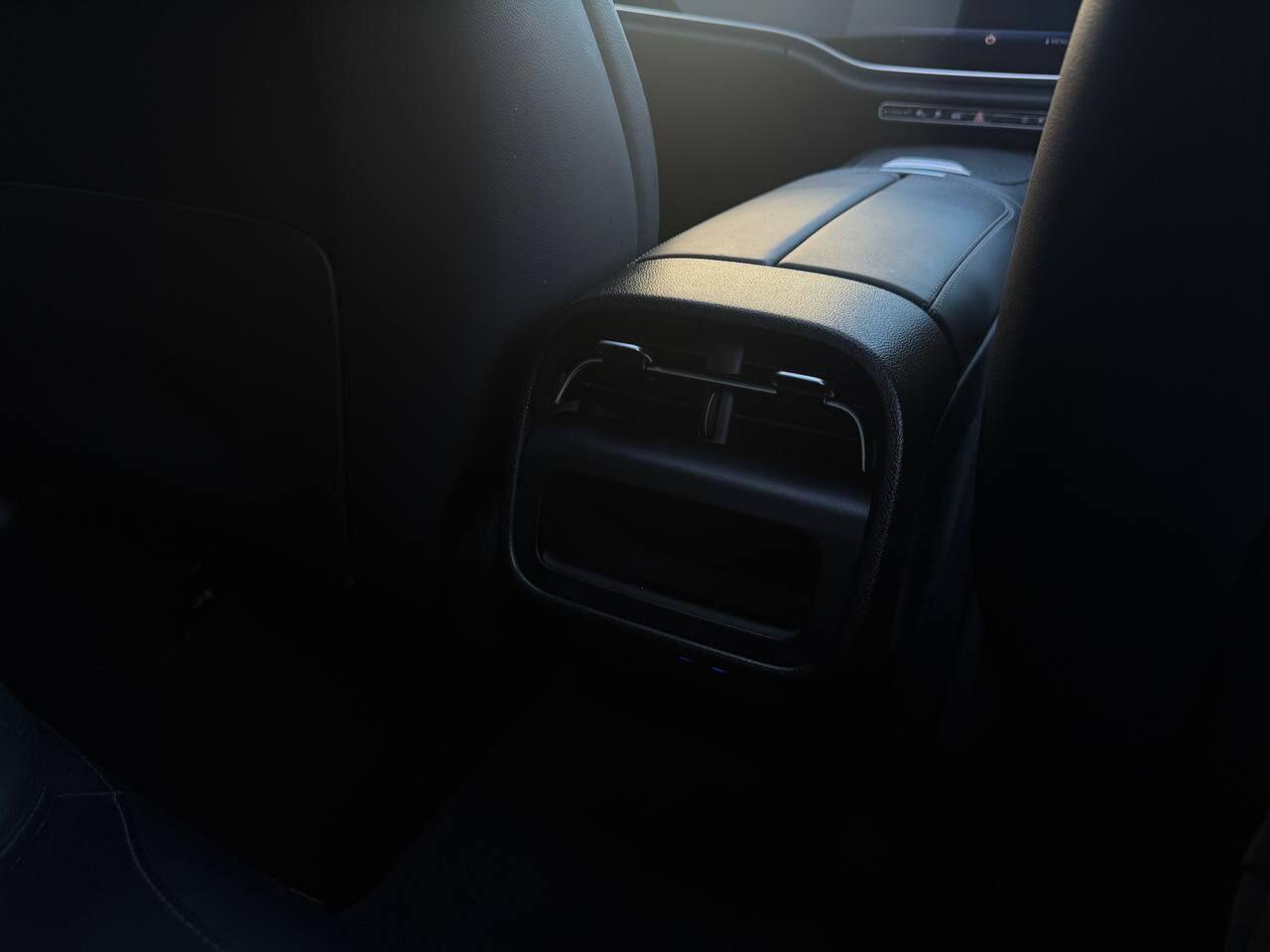 Mercedes-Benz E-Class view 23