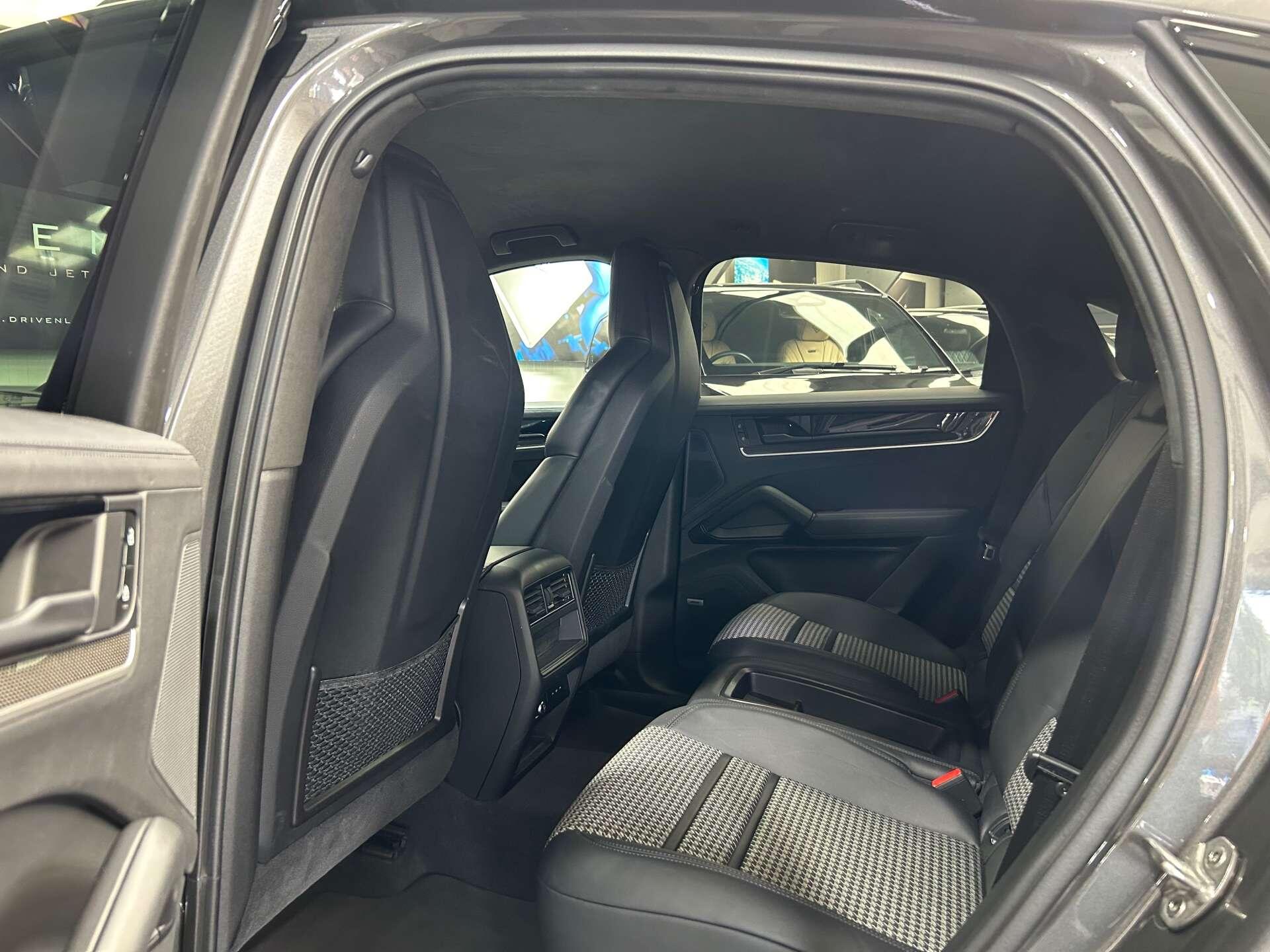 Porsche Cayenne view 37