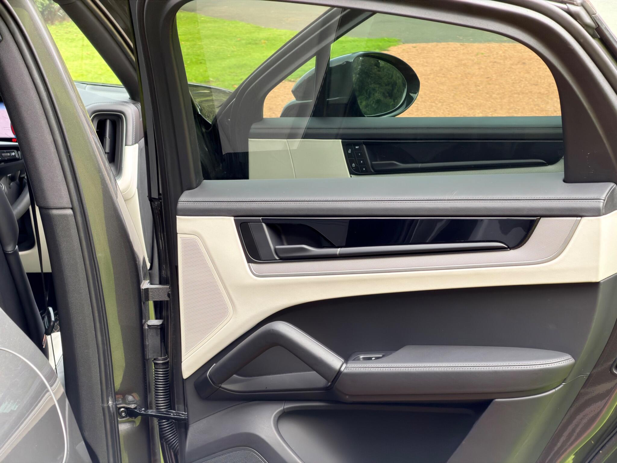 Porsche Cayenne view 29