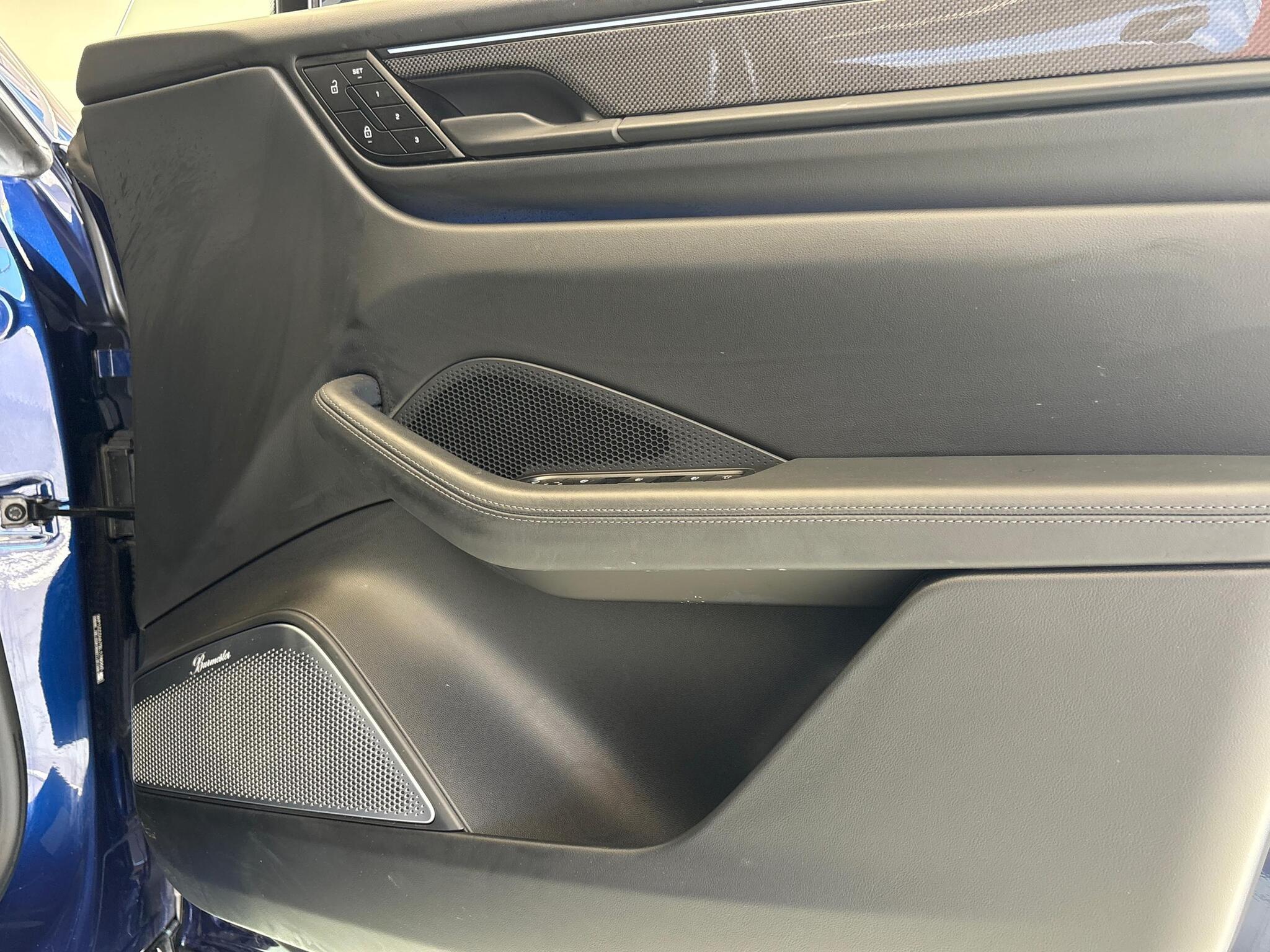 Porsche Macan view 20