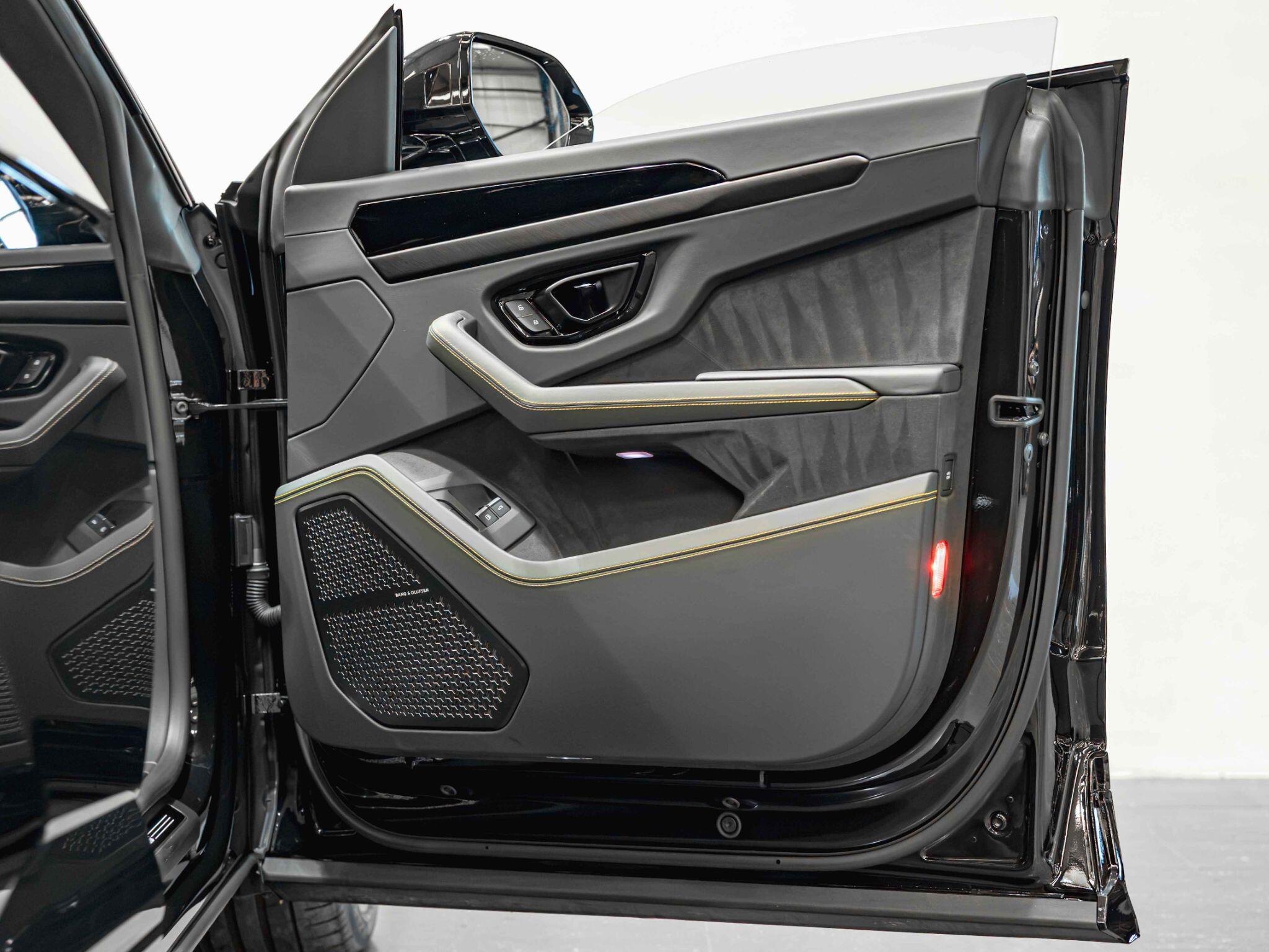 Lamborghini Urus view 27