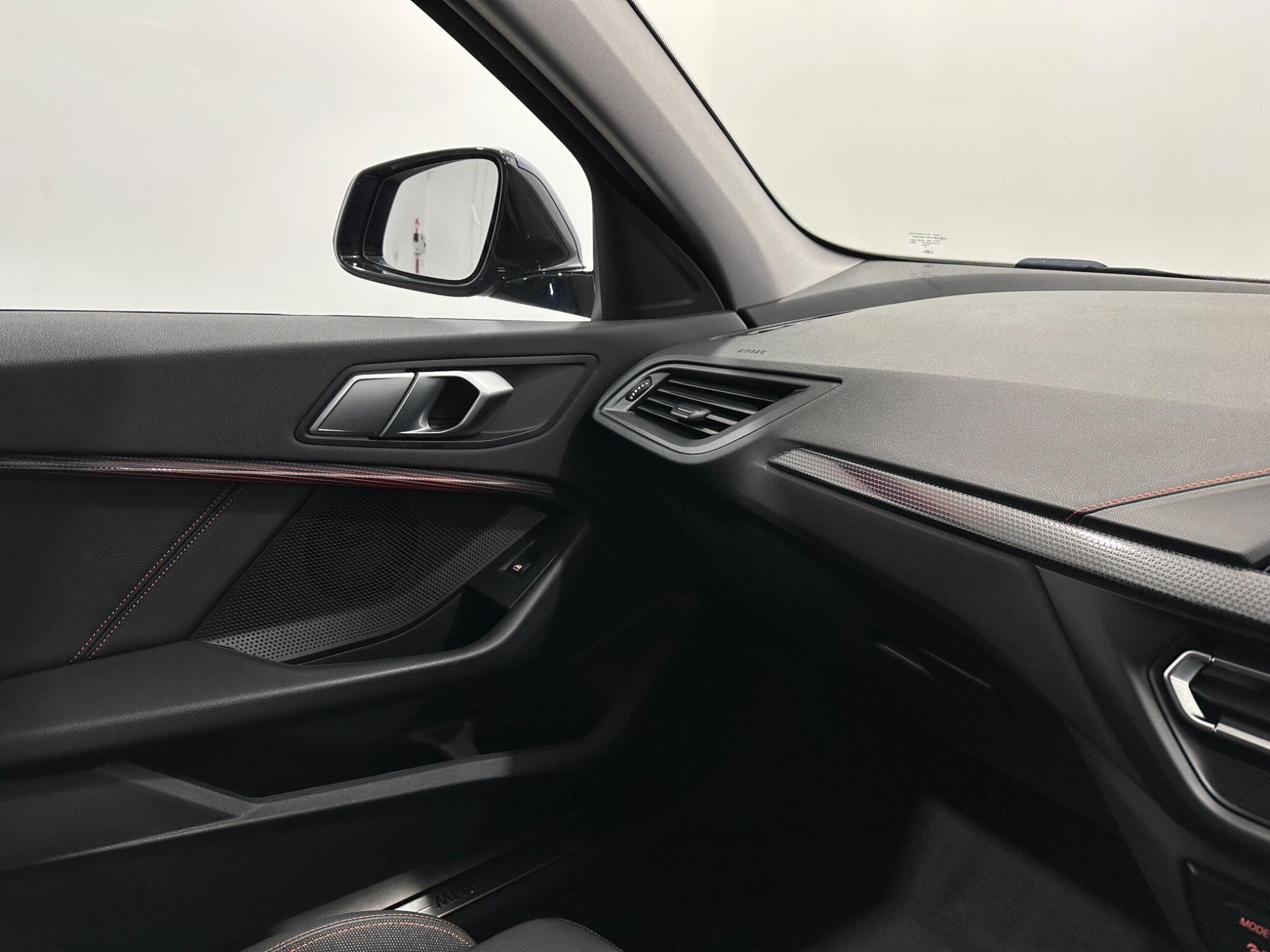 BMW 1 Series view 28