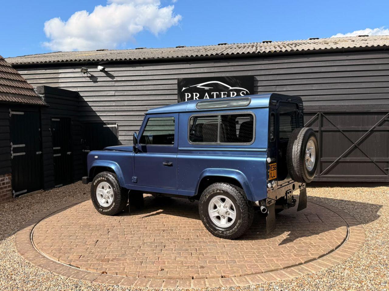 Land Rover Defender view 24