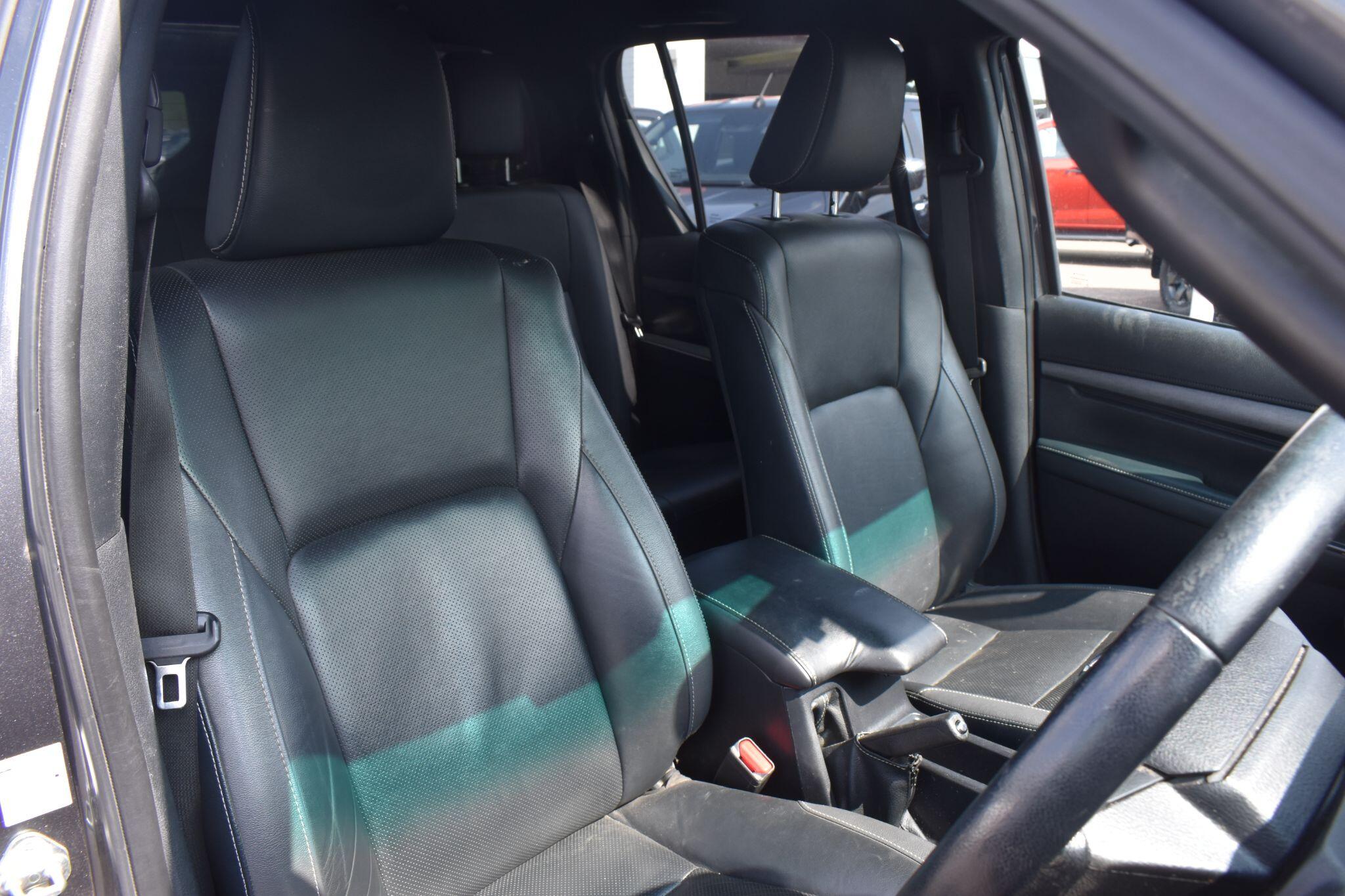 Hilux - 2.8 D-4D Invincible X Auto 4WD Euro 6 (s/s) 4dr - Image 16