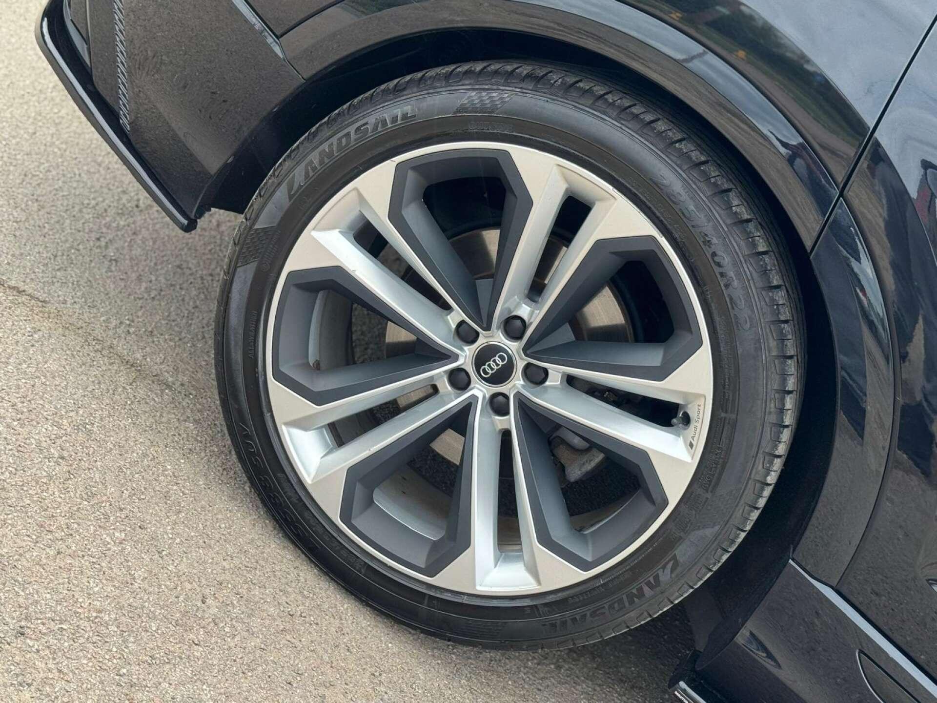 Audi Q8 view 44