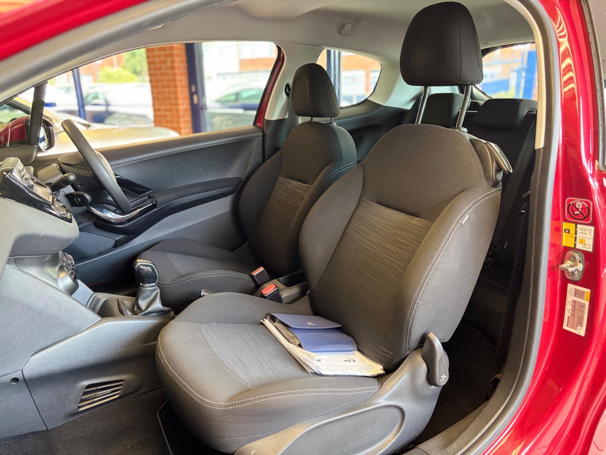 Peugeot 208 view 23