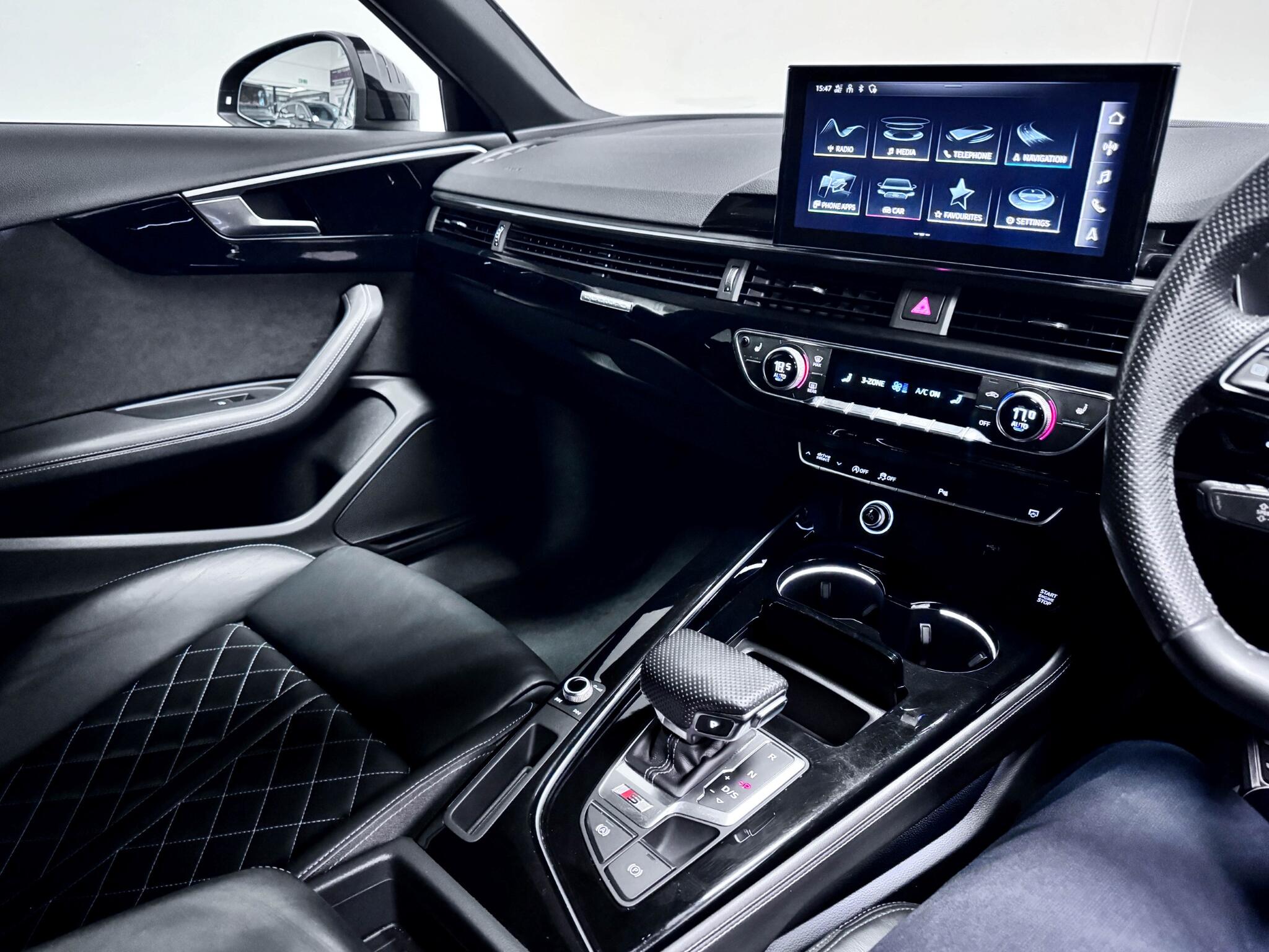 Audi S4 view 28