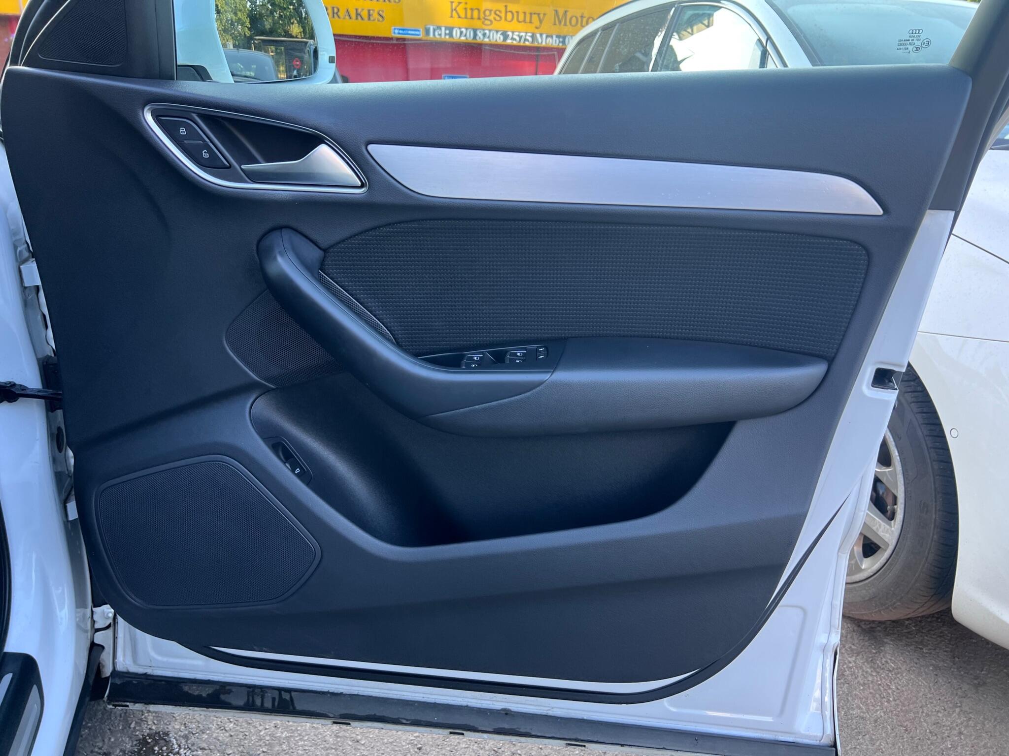 Audi Q3 view 16