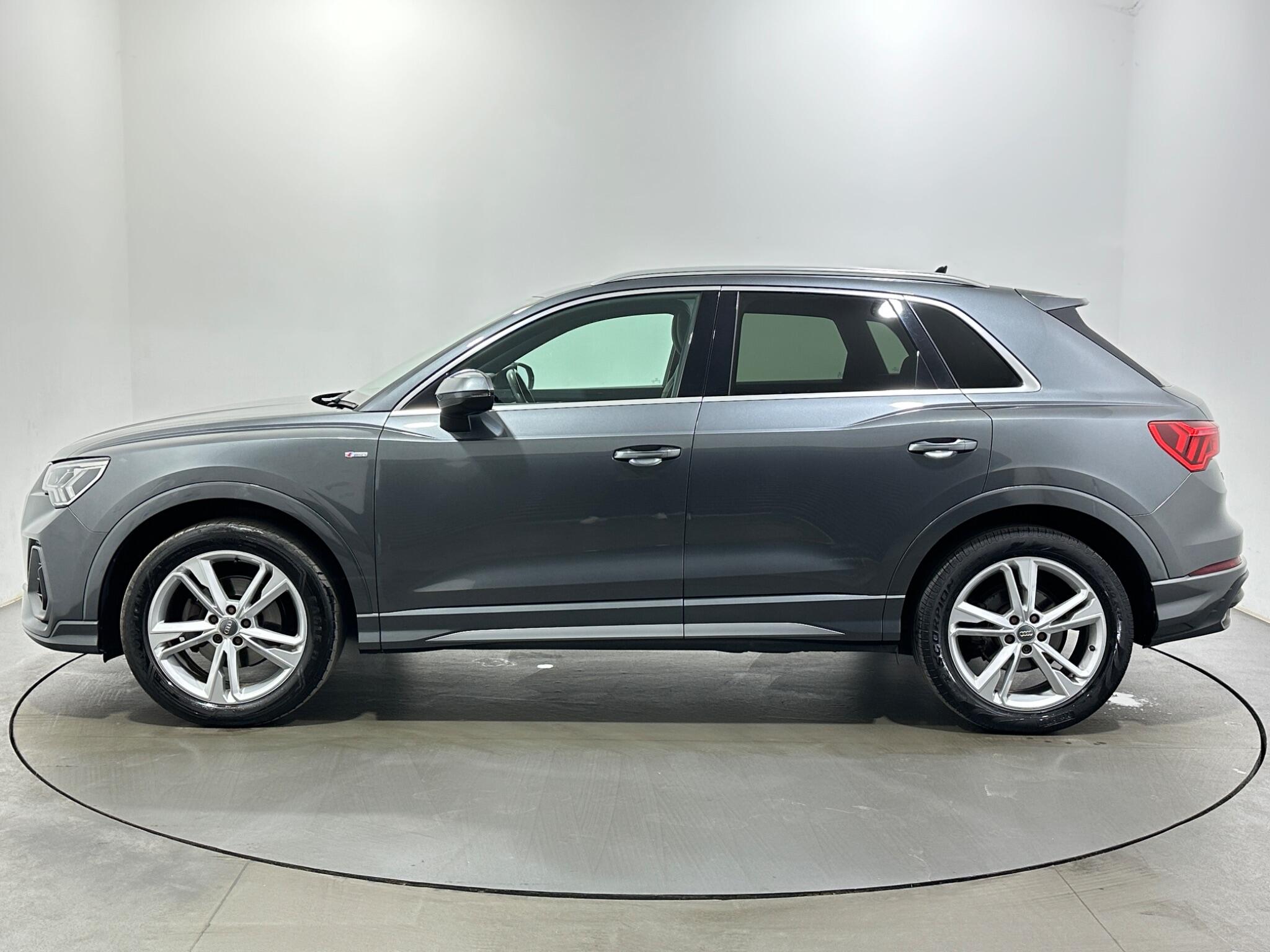 Audi Q3 view 5