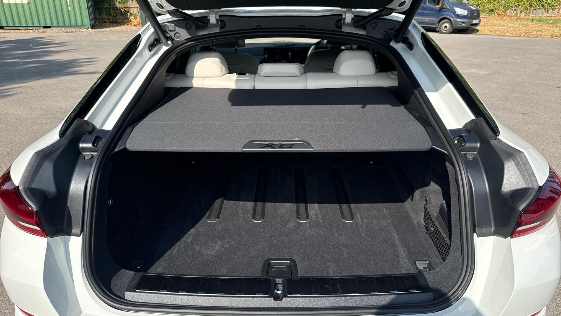 BMW X6 view 56