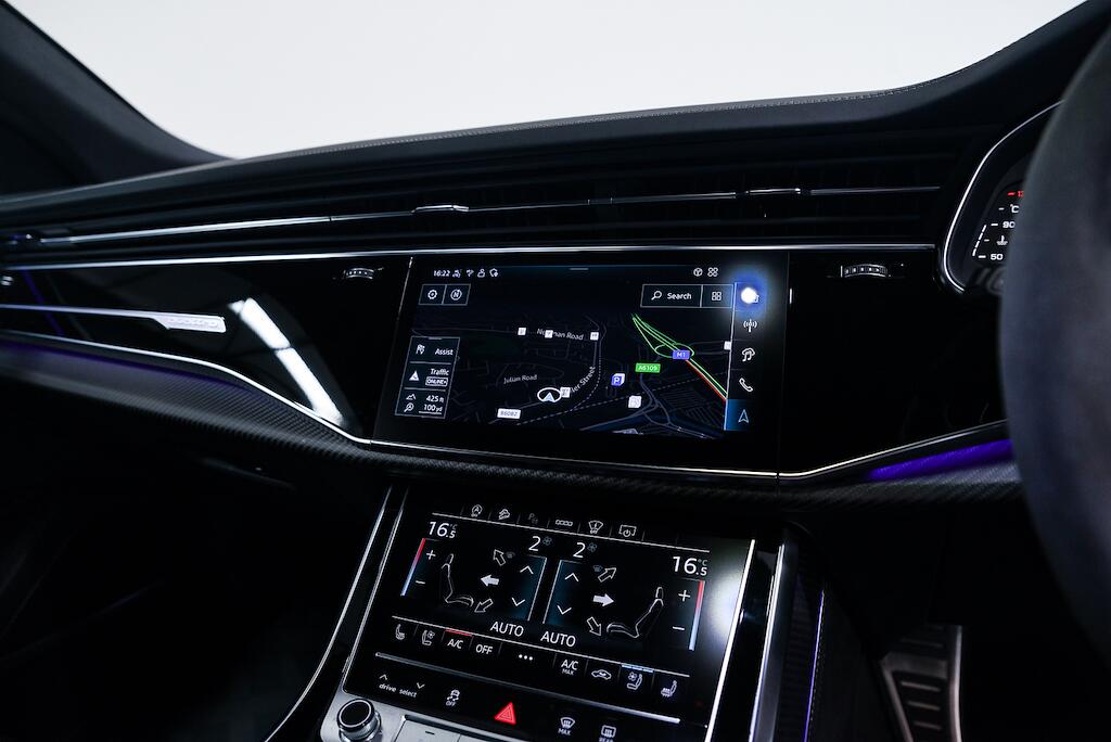 Audi RS Q8 view 29