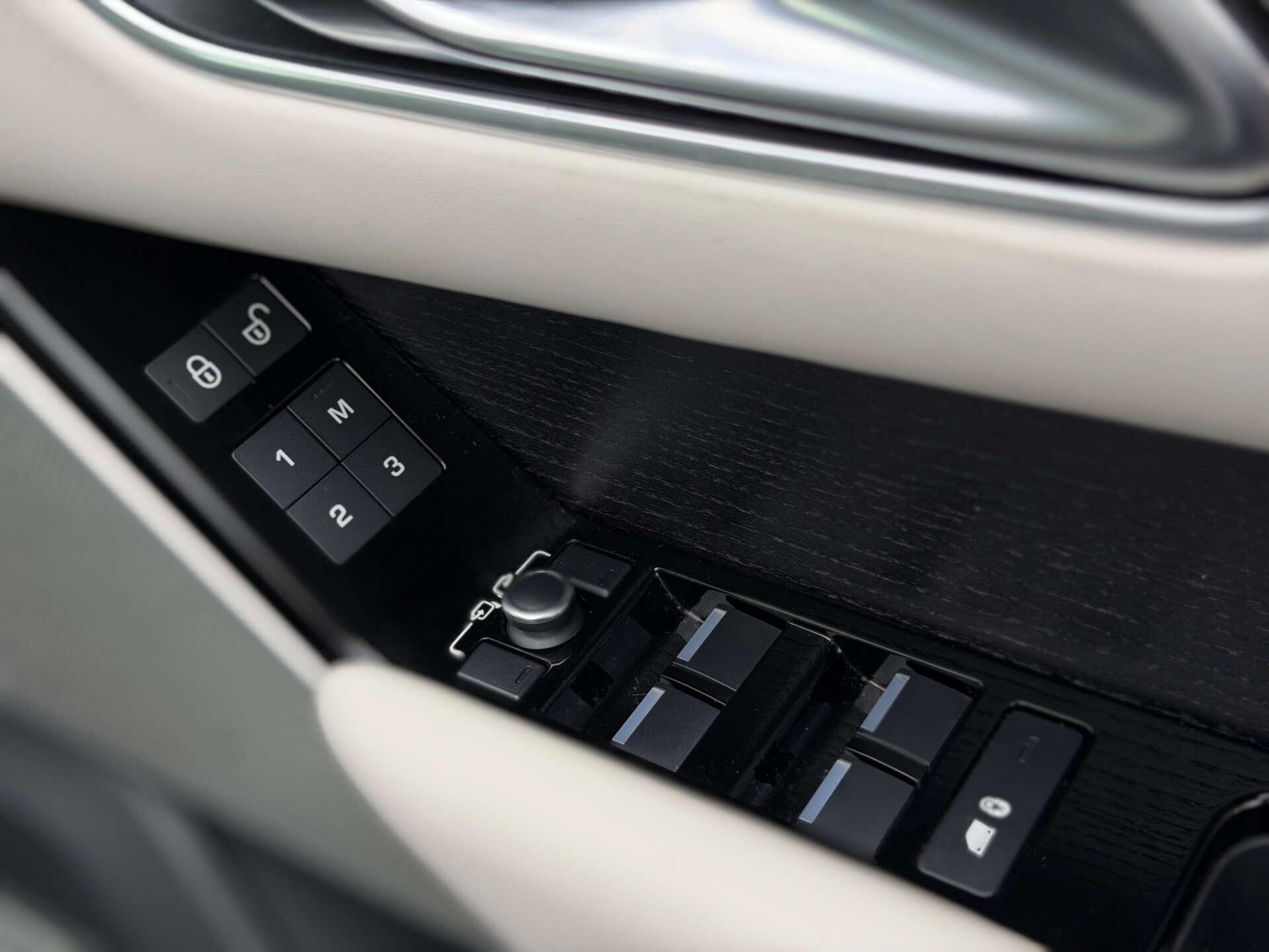 Land Rover Range Rover Velar view 16