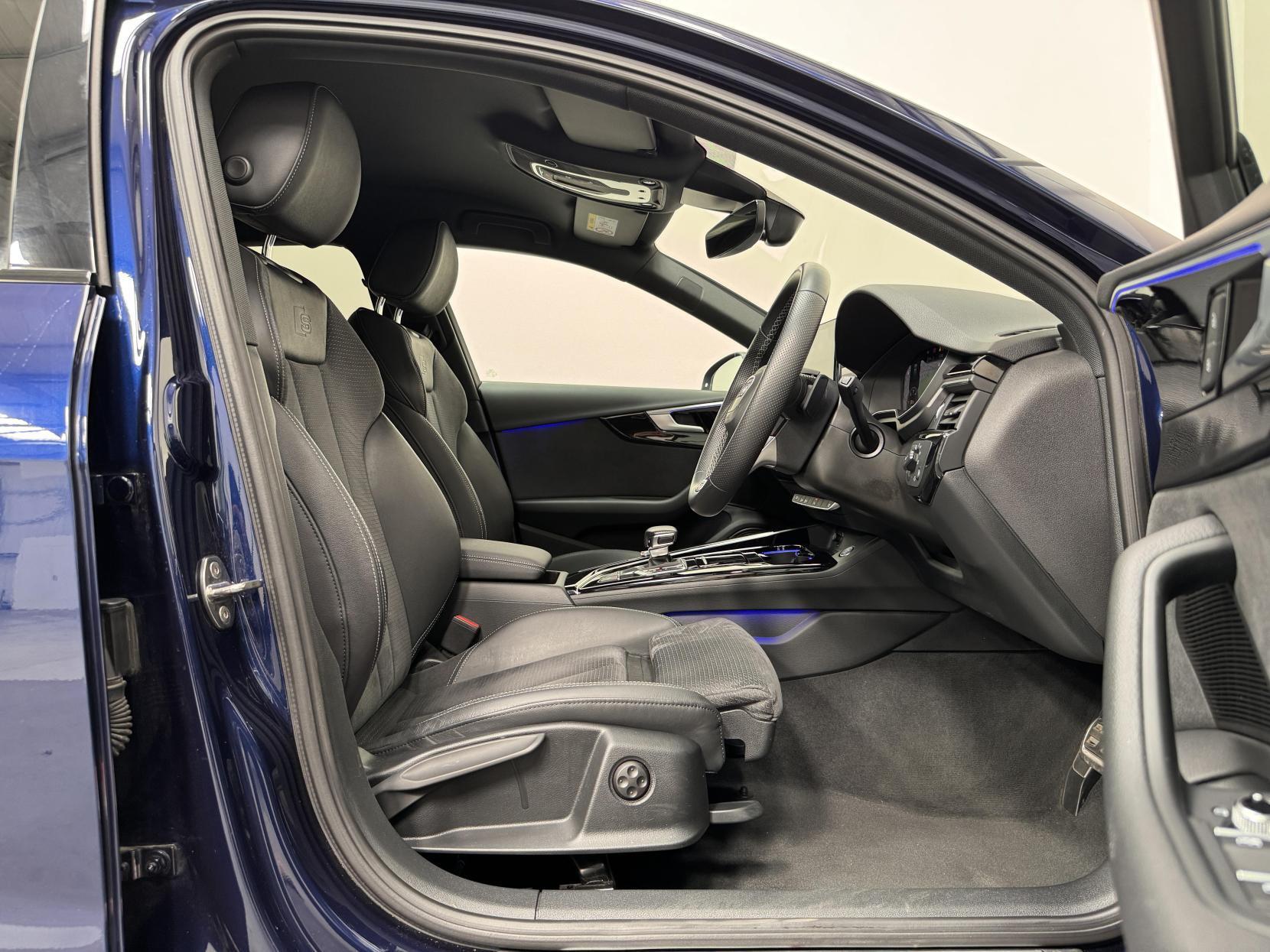 Audi A4 Avant view 17