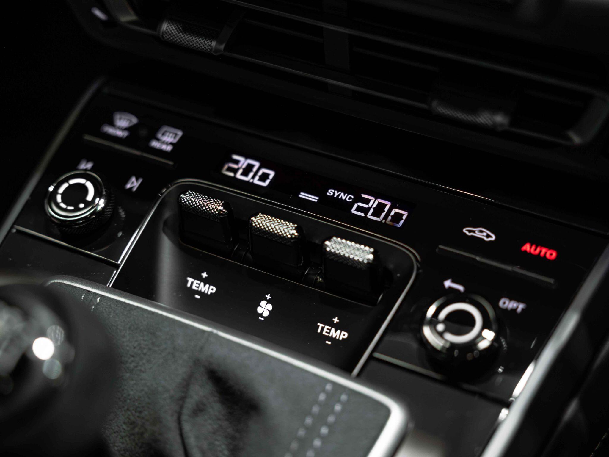 Porsche 911 view 21