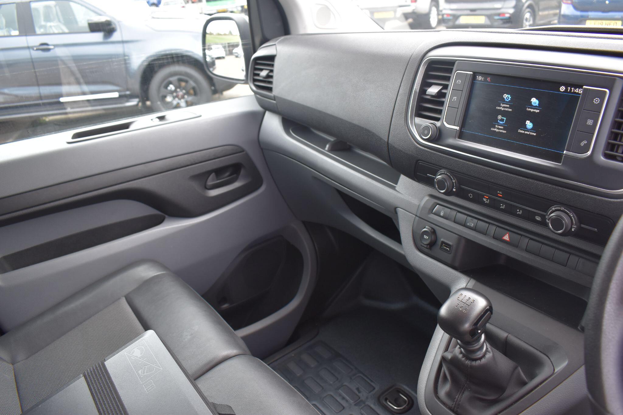 Expert - 2.0 BlueHDi 1400 Professional Premium Standard Panel Van MWB Euro 6 (s/s) 6dr - Image 31