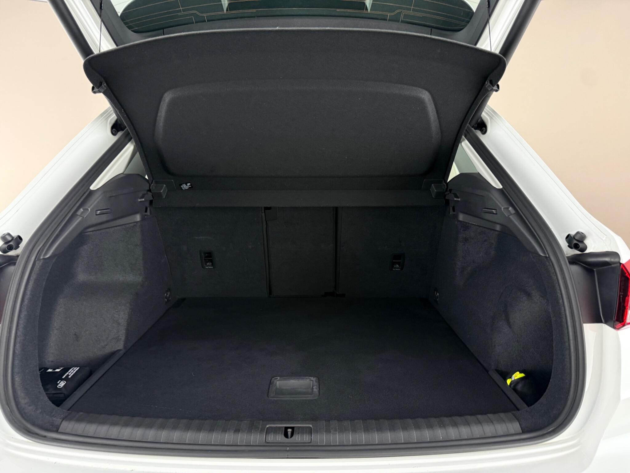 Audi Q3 view 10