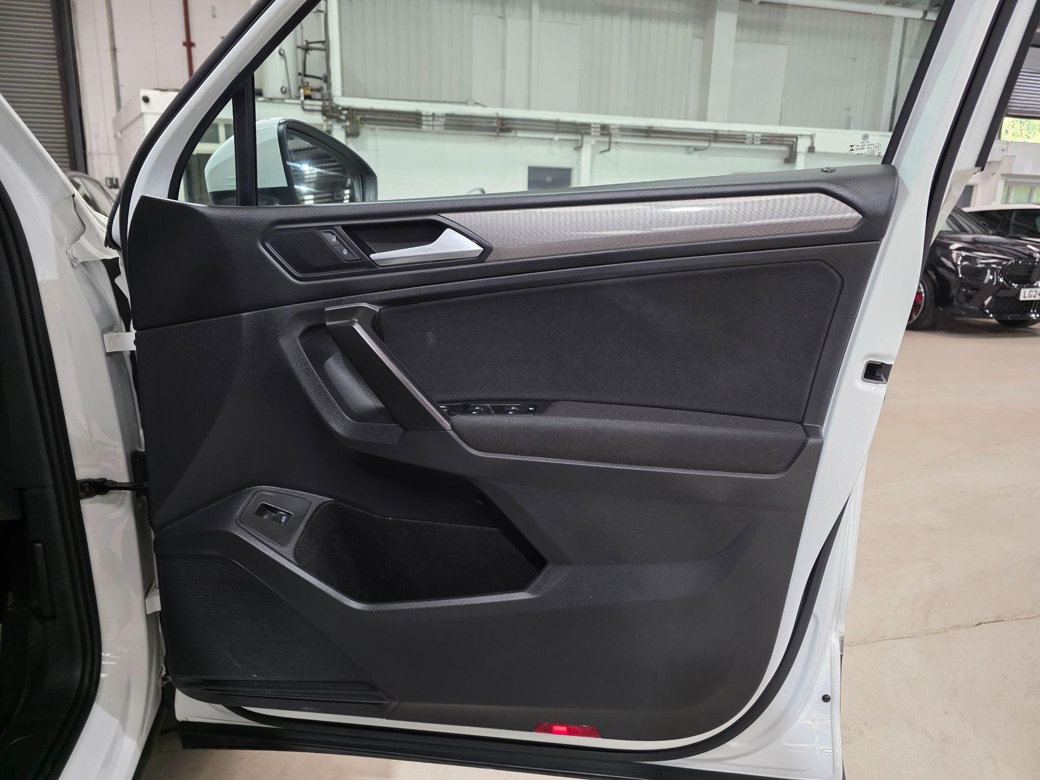 Volkswagen Tiguan Allspace view 13