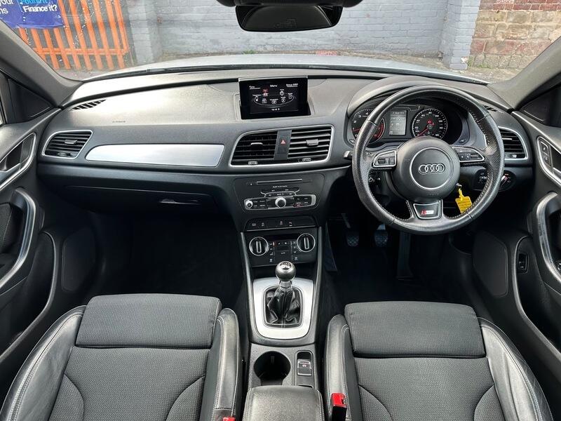 Audi Q3 view 9