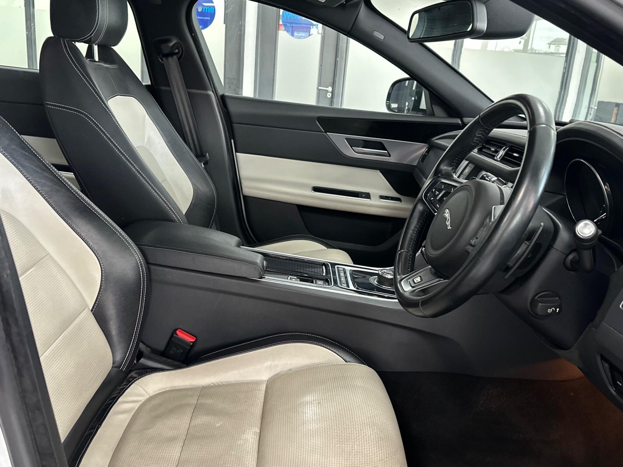 Jaguar XF view 20