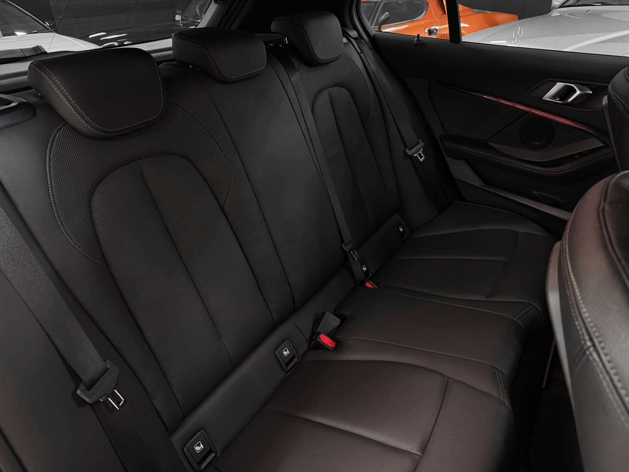 BMW 1 Series view 24