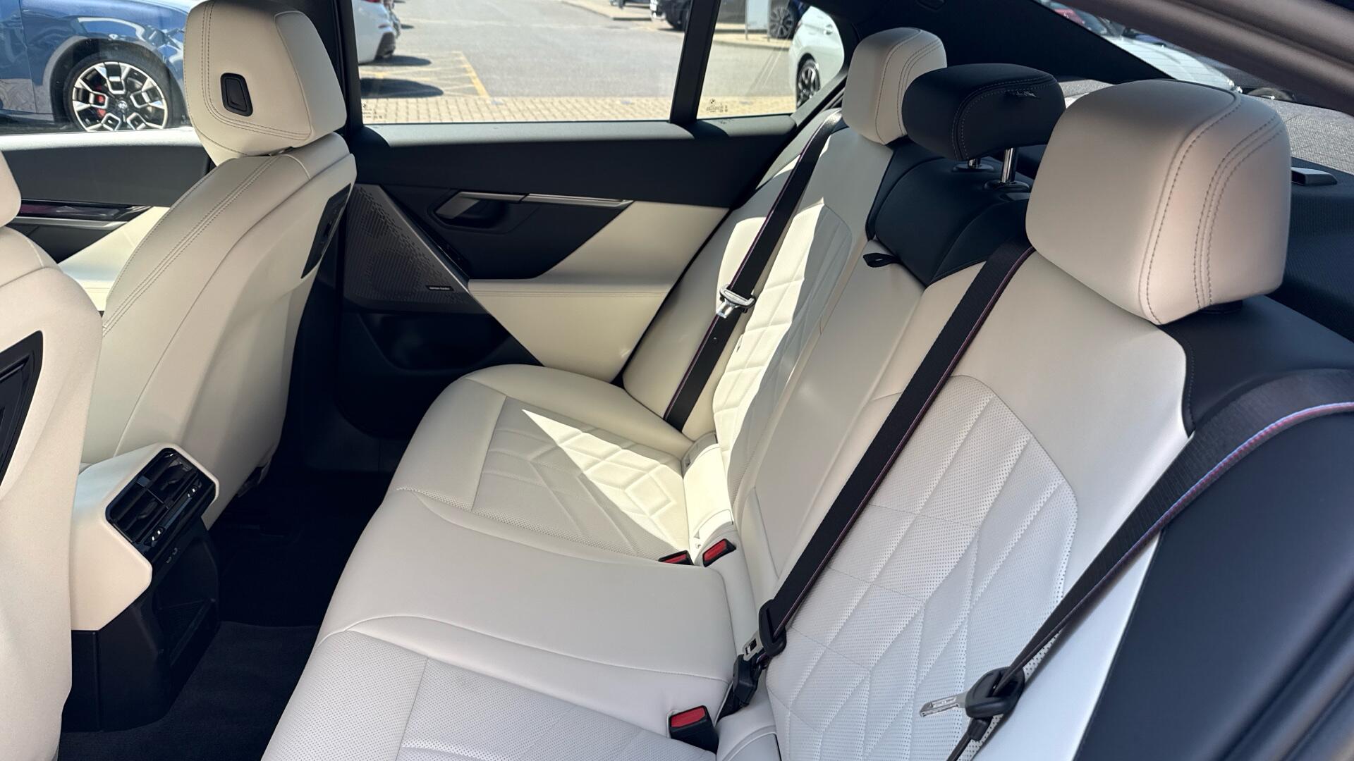 BMW 5 Series view 12